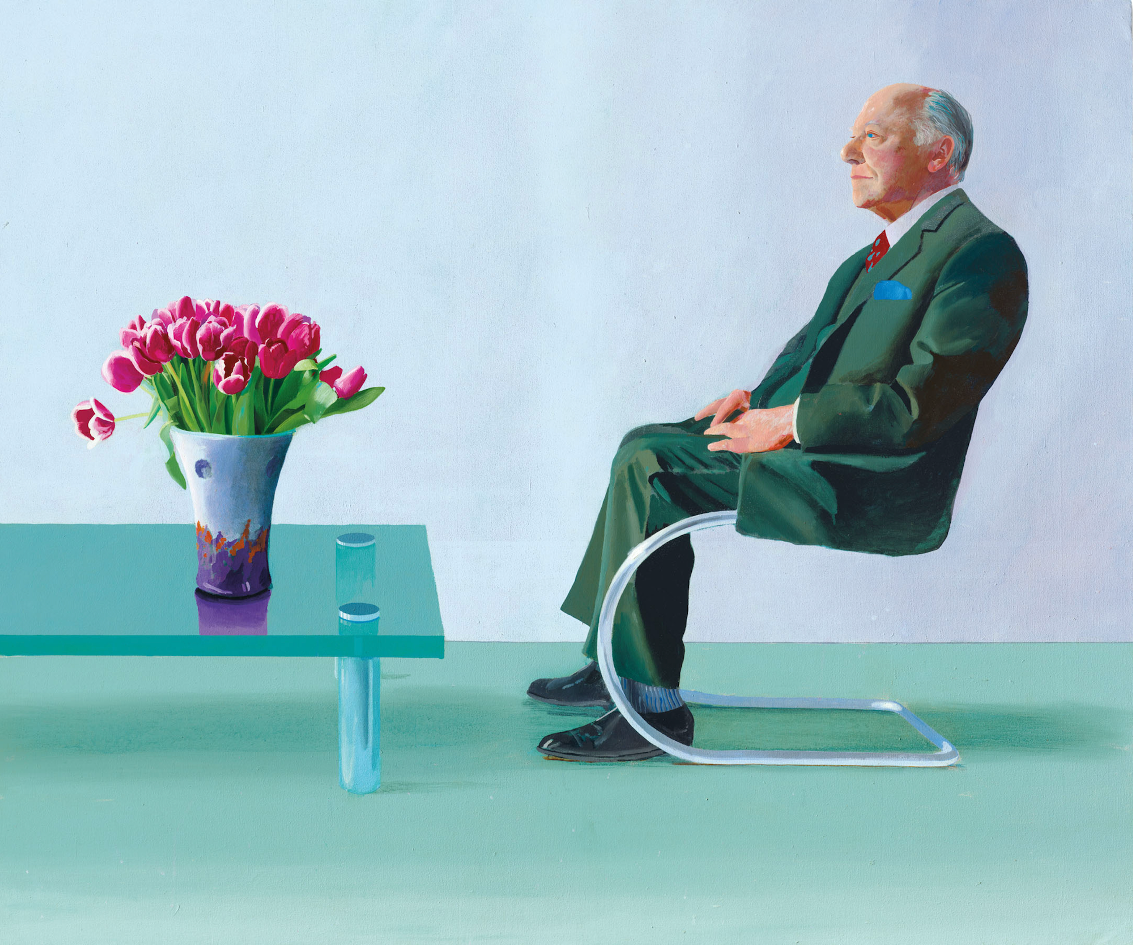 Portrait d'un homme âgé en costume vert foncé, assis sur une chaise tubulaire moderne et regardant pensivement vers la droite. Il est placé devant un arrière-plan pâle avec un sol couleur sarcelle. Au premier plan, une table au plateau de verre soutient un bouquet éclatant de tulipes roses dans un vase peint et un verre à boire transparent, ajoutant une touche de couleur et d'équilibre à la composition.