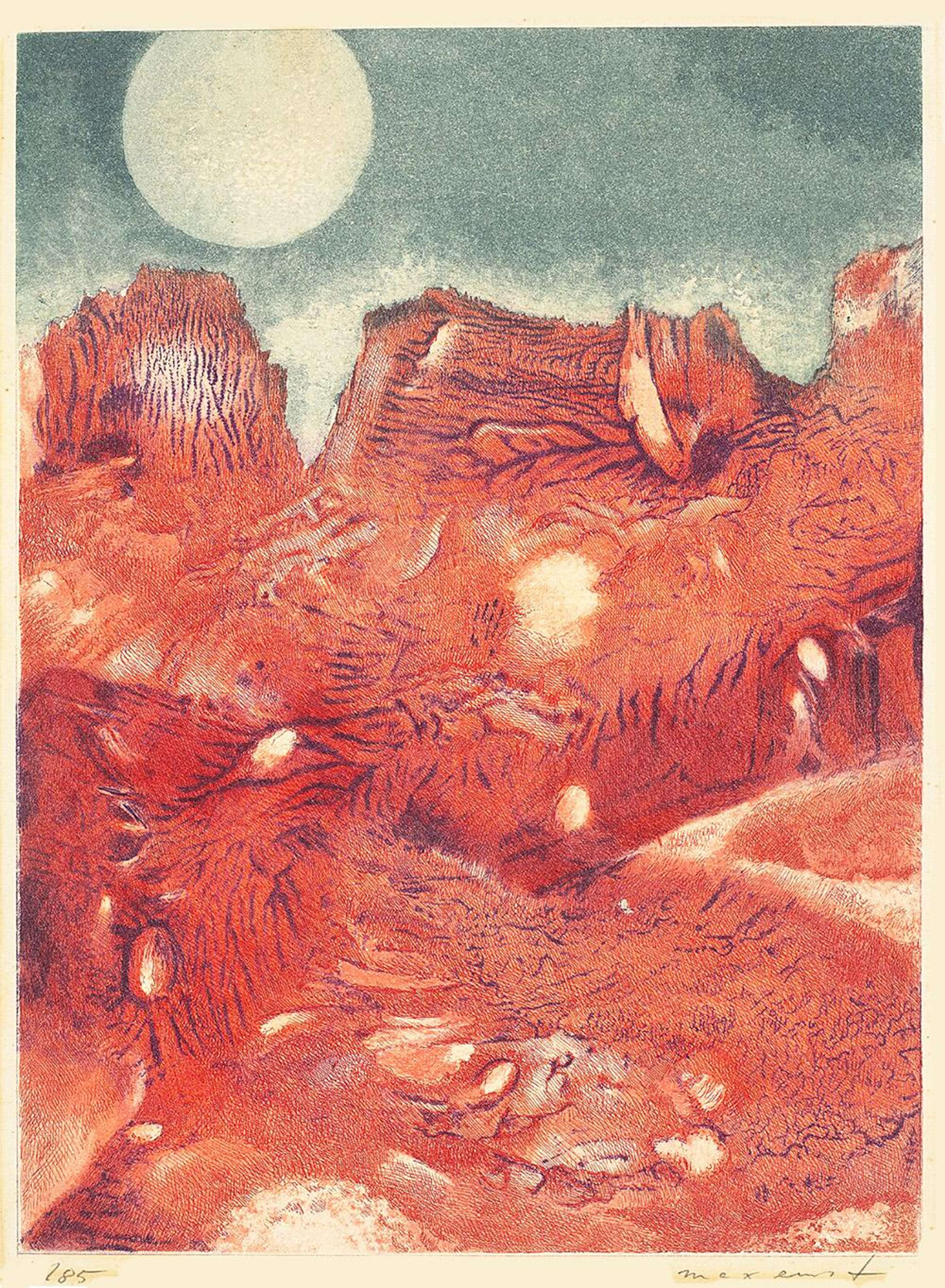 Une estampe en creux représentant une vue abstraite de montagnes rouges sous un soleil ou une lune blanche sur fond de ciel bleu. Les marques qui constituent la texture des montagnes semblent avoir été créées en pressant de la peinture entre le papier et une autre surface.