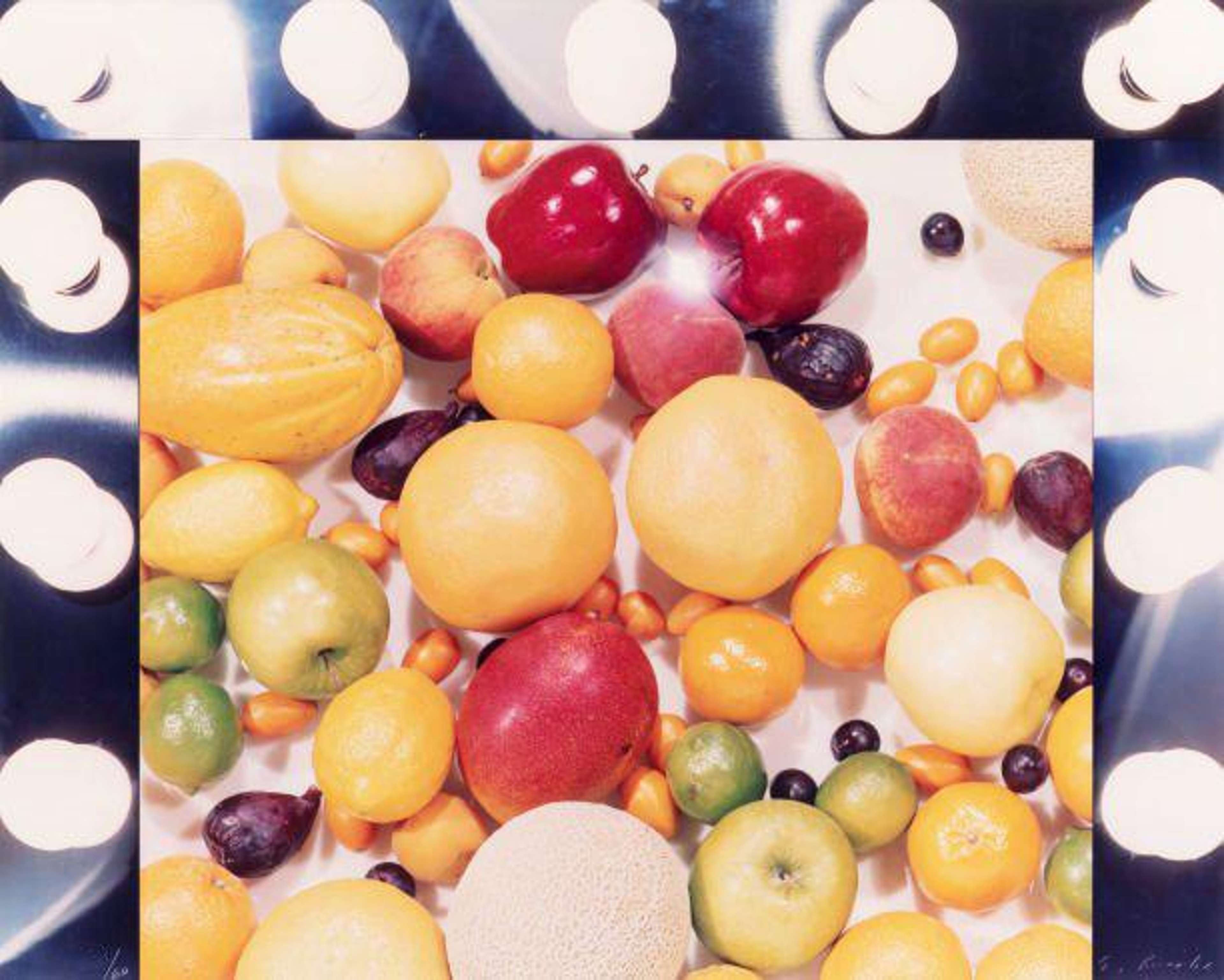 Un assortiment de fruits différents, notamment des pommes et des oranges, empilés