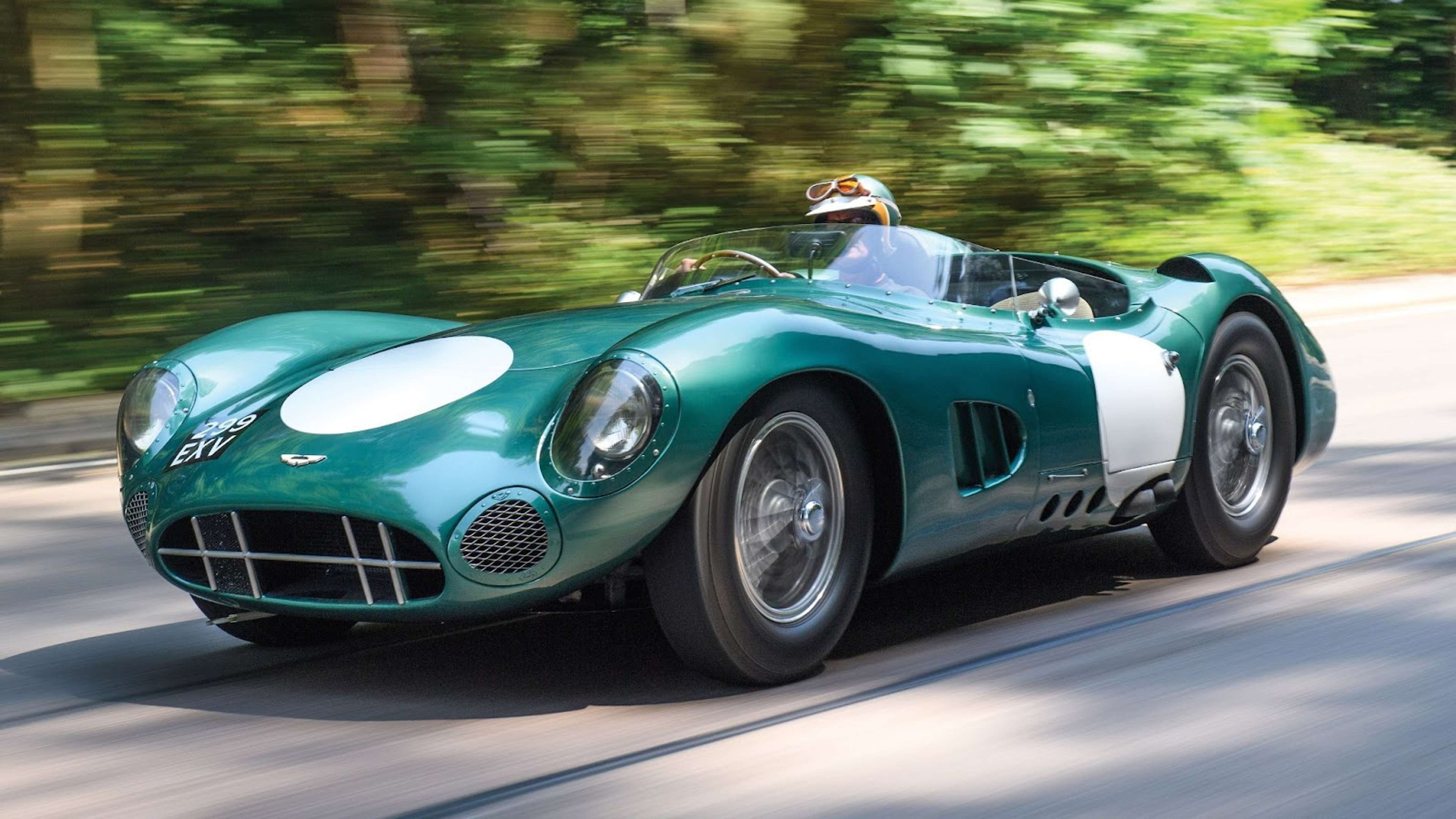 Une Aston Martin DBR1 verte et blanche sur la route.
