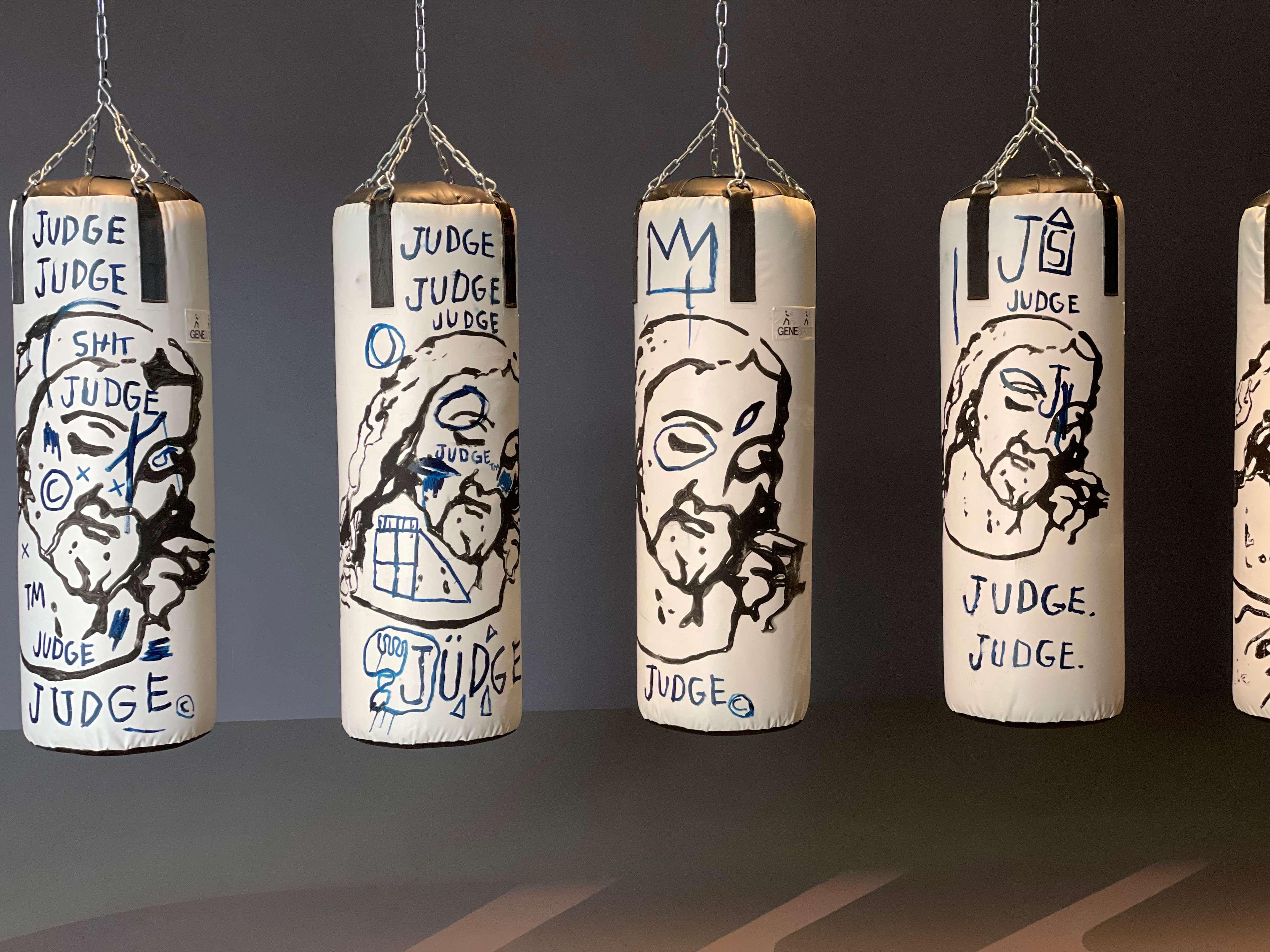 Sacs de frappe blancs ornés de représentations peintes du Christ