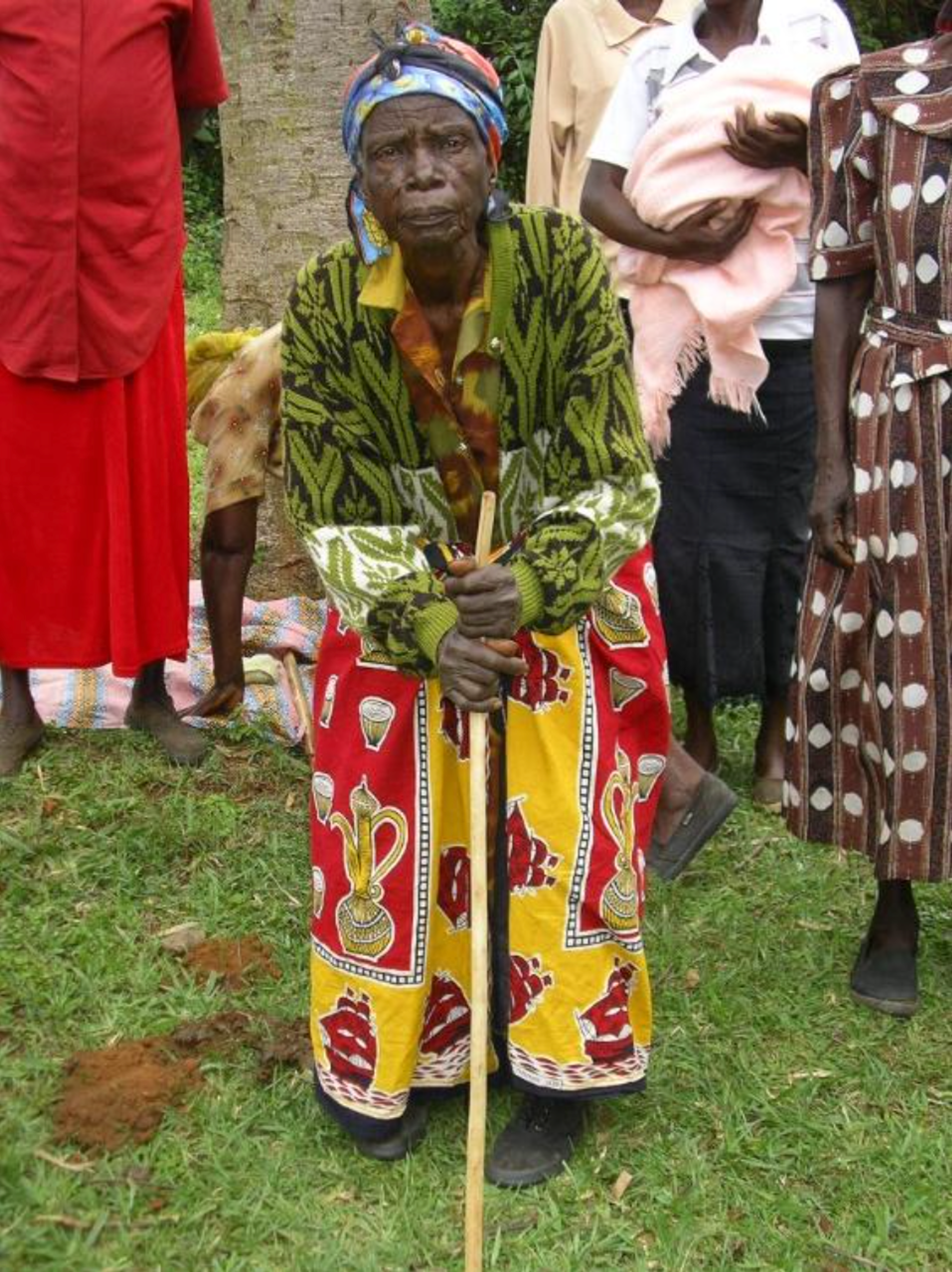 Voici Rosea. Elle vit dans une maison traditionnelle avec ses quatre petits-enfants. Elle est la seule adulte restée pour ces jeunes enfants… elle est soutenue par les autres veuves de son groupe : une femme formidable.