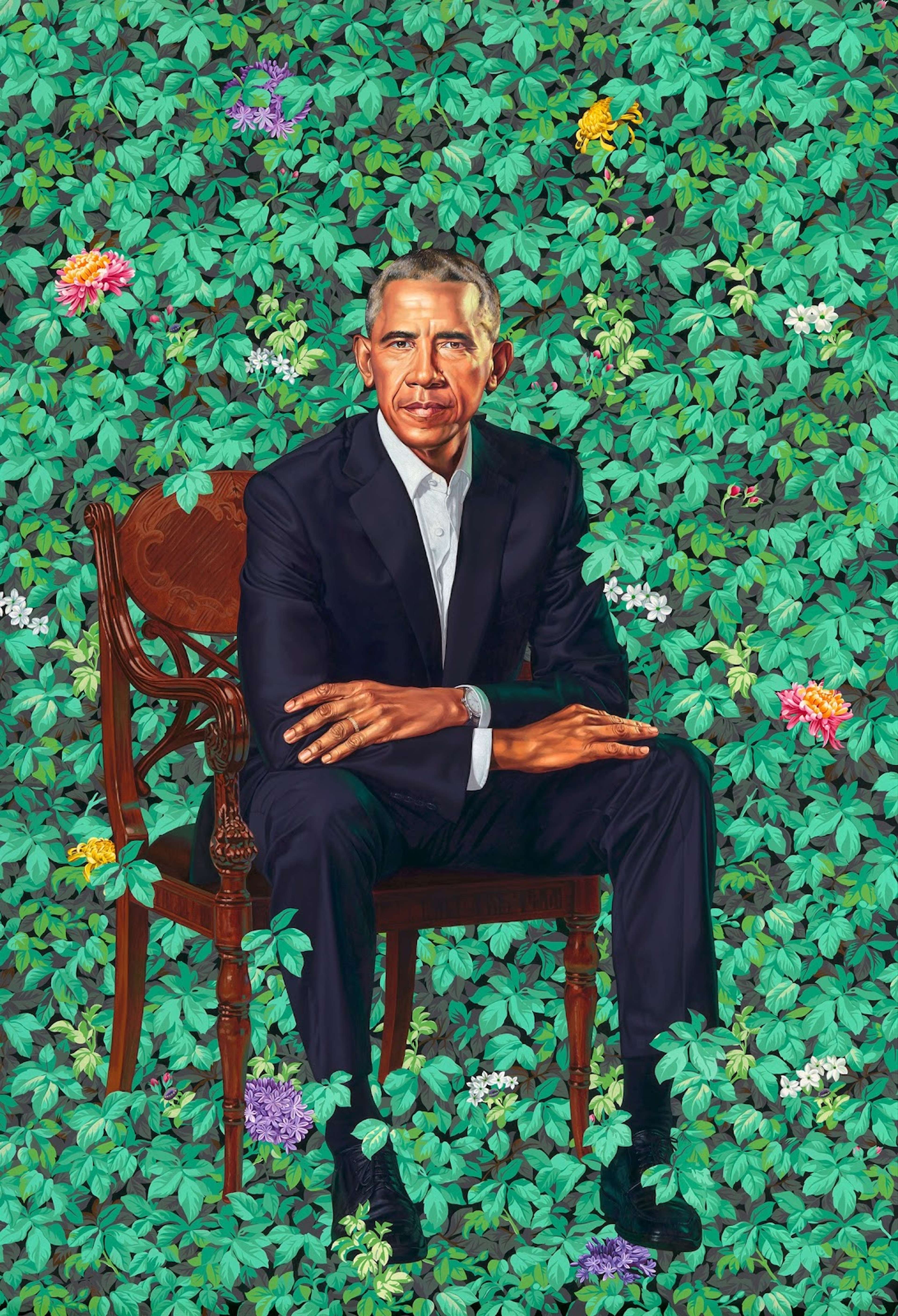 Un portrait de grande échelle intitulé « Portrait of Barack Obama » par Kehinde Wiley, réalisé en 2018, dépeignant l'ancien président des États-Unis assis sur une chaise devant un arrière-plan de feuillage vert luxuriant, vêtu d'un costume et d'une cravate, les bras croisés et une expression sérieuse sur le visage.