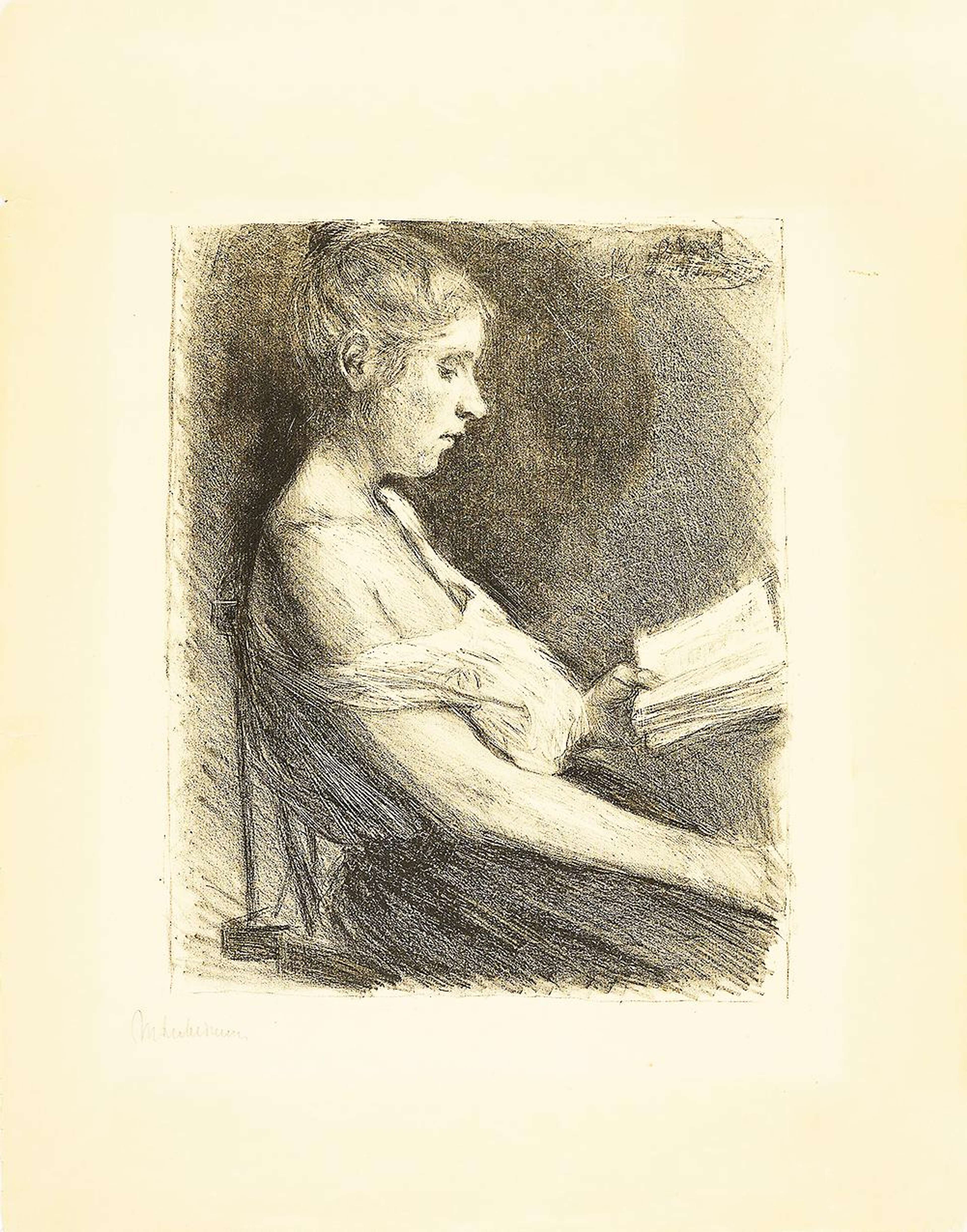 Profil de côté d'une femme qui lit. Ses cheveux sont relevés en chignon. Elle porte un haut de couleur claire rentré dans une jupe sombre, et la bretelle la plus proche a glissé de son épaule. Elle tient le livre devant elle, semblant l'orienter vers la lumière.