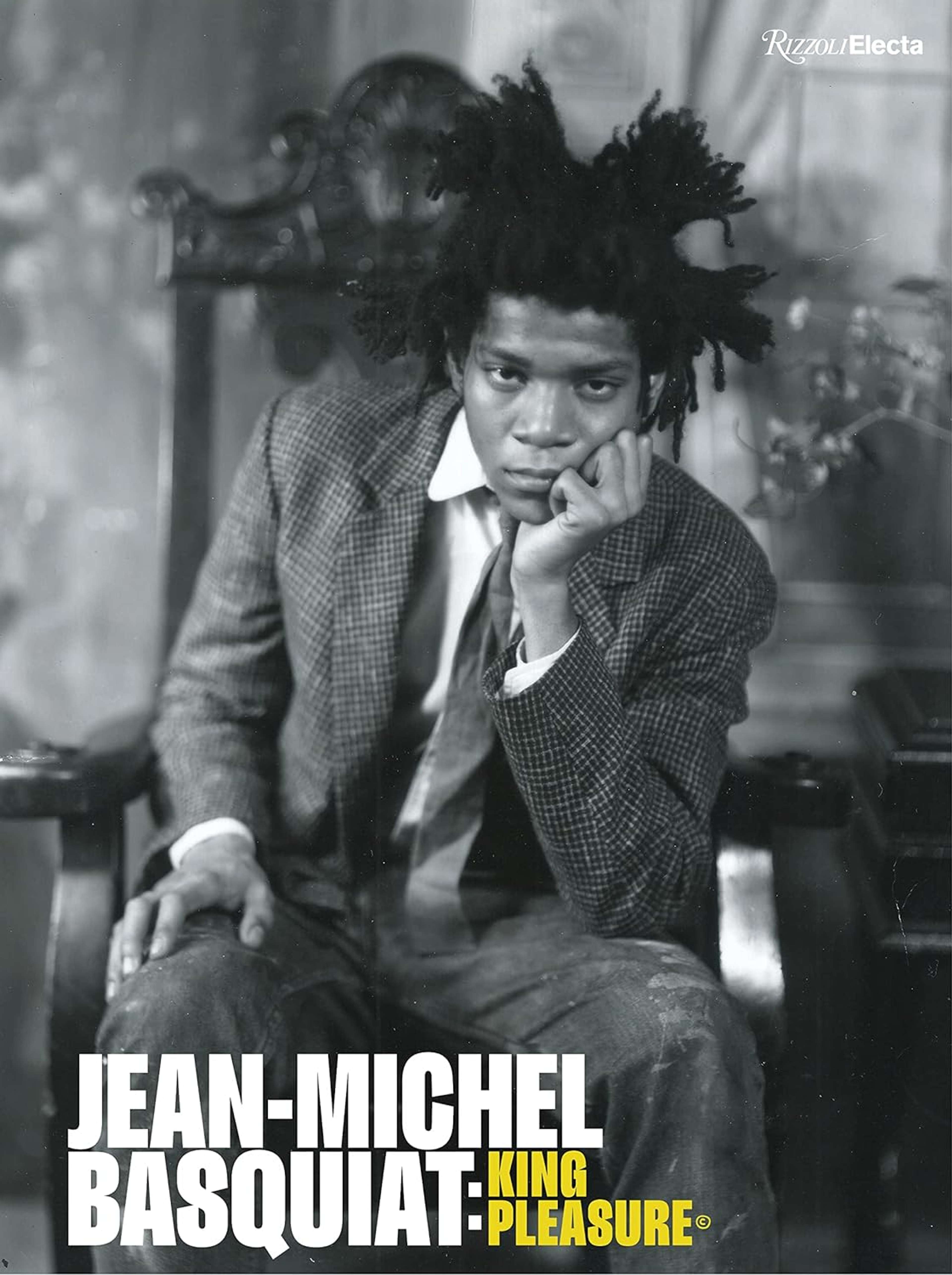 La couverture du catalogue d'exposition pour Jean-Michel Basquiat: King Pleasure – illustrée d'une photographie en noir et blanc de Basquiat vêtu d'un costume.