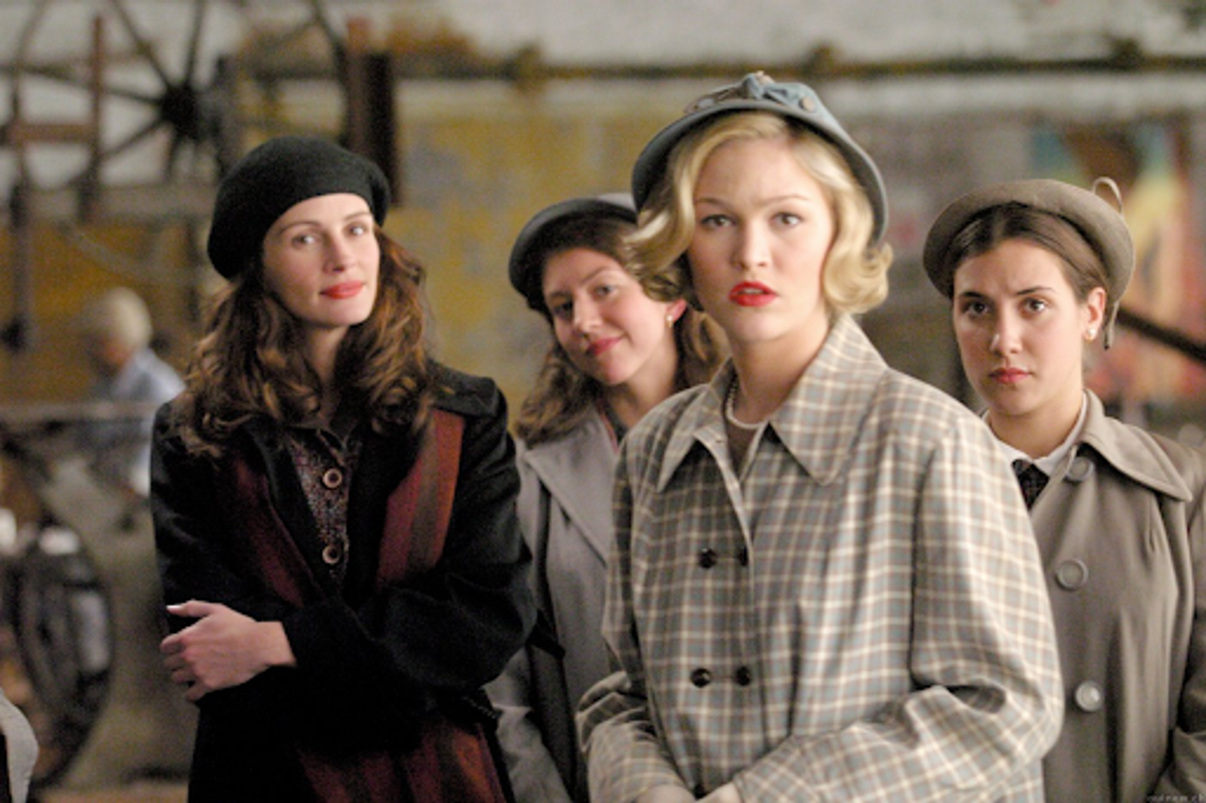 Photographie d'un tournage du film "Mona Lisa Smile". Une femme et ses étudiantes regardent un tableau.
