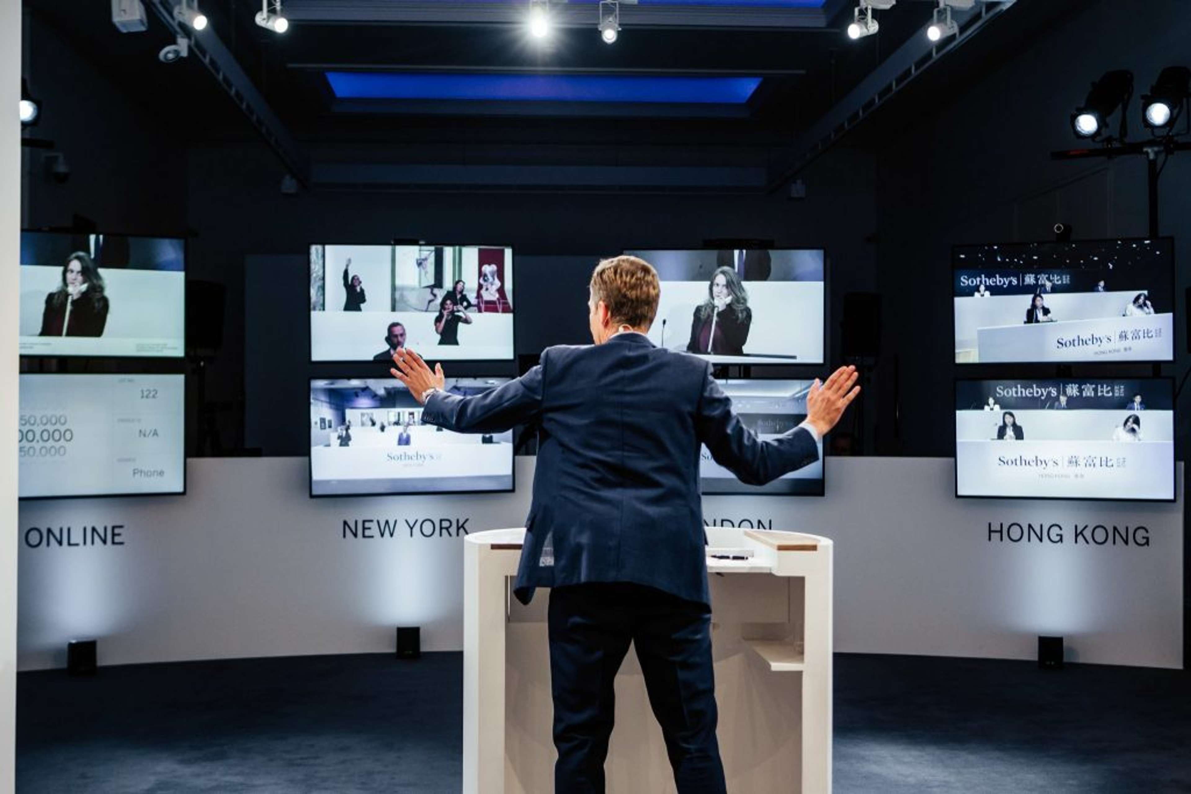 Image © Sotheby's / L'encanteur Oliver Barker dirigeant les enchères en ligne mondiales de Sotheby's - MyArtBroker