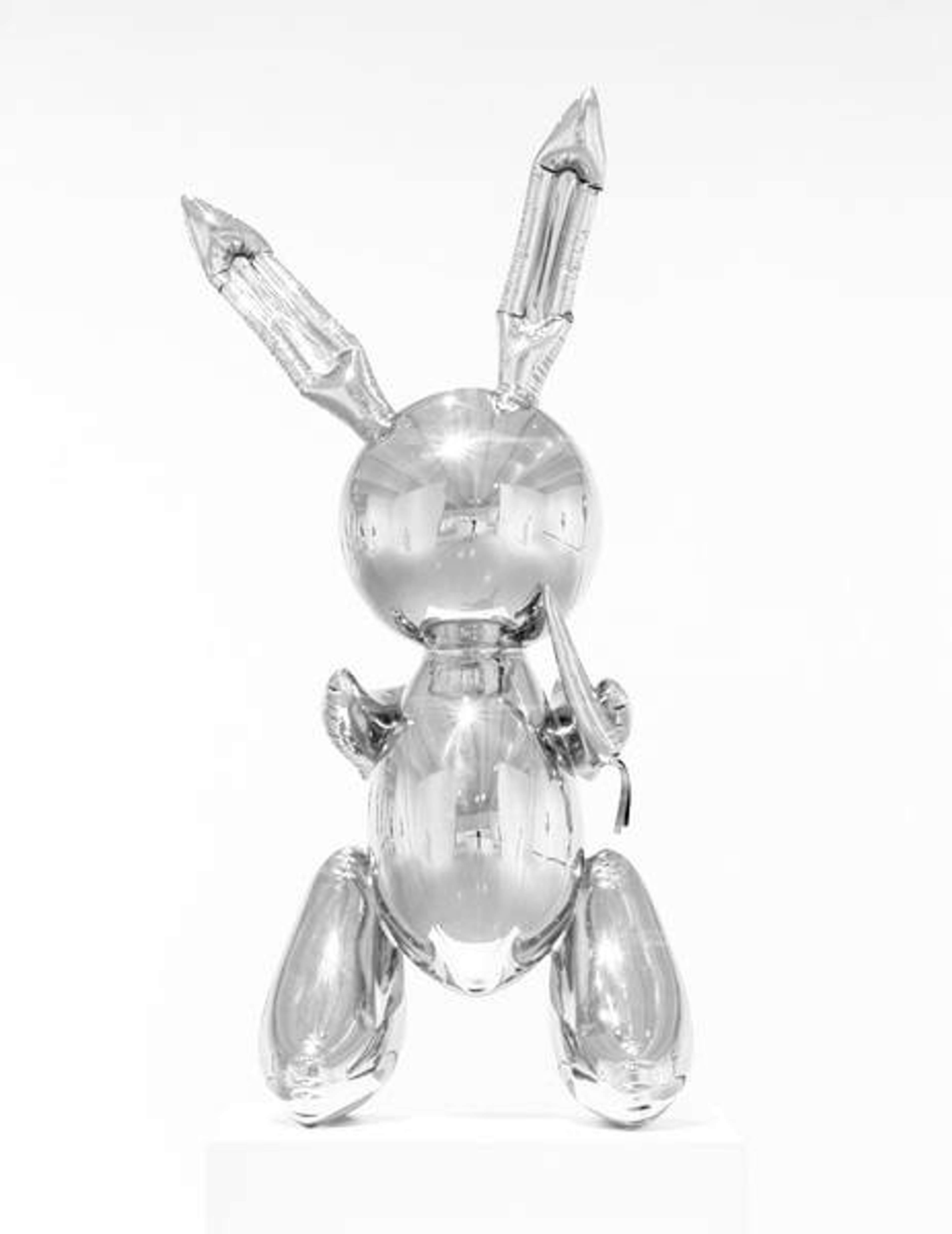 Une image de l'œuvre "Rabbit" de Jeff Koons. Elle représente un lapin argenté colossal et réfléchissant, semblable à un jouet en ballon.