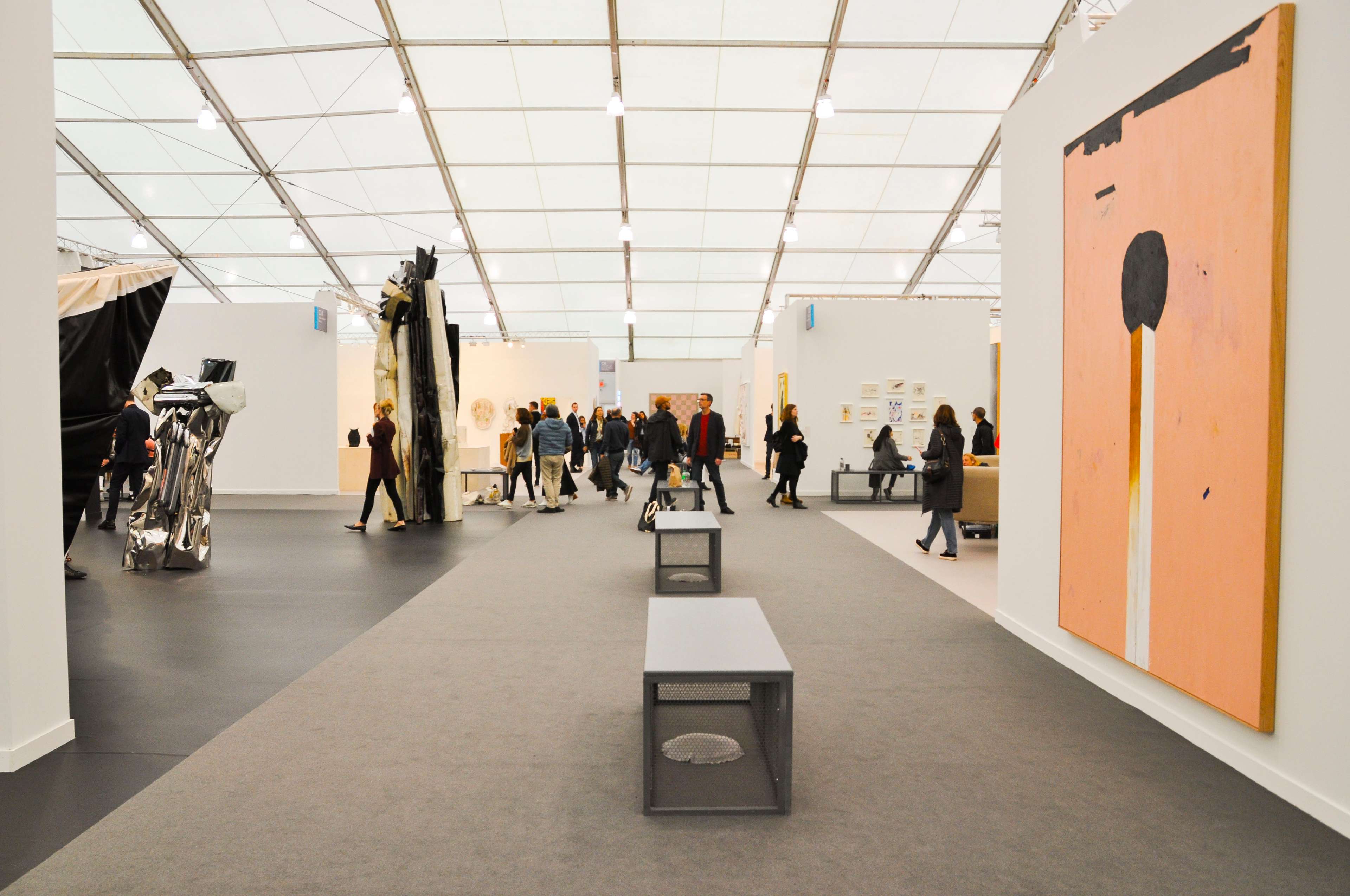 Une galerie d'art remplie de diverses sculptures et toiles