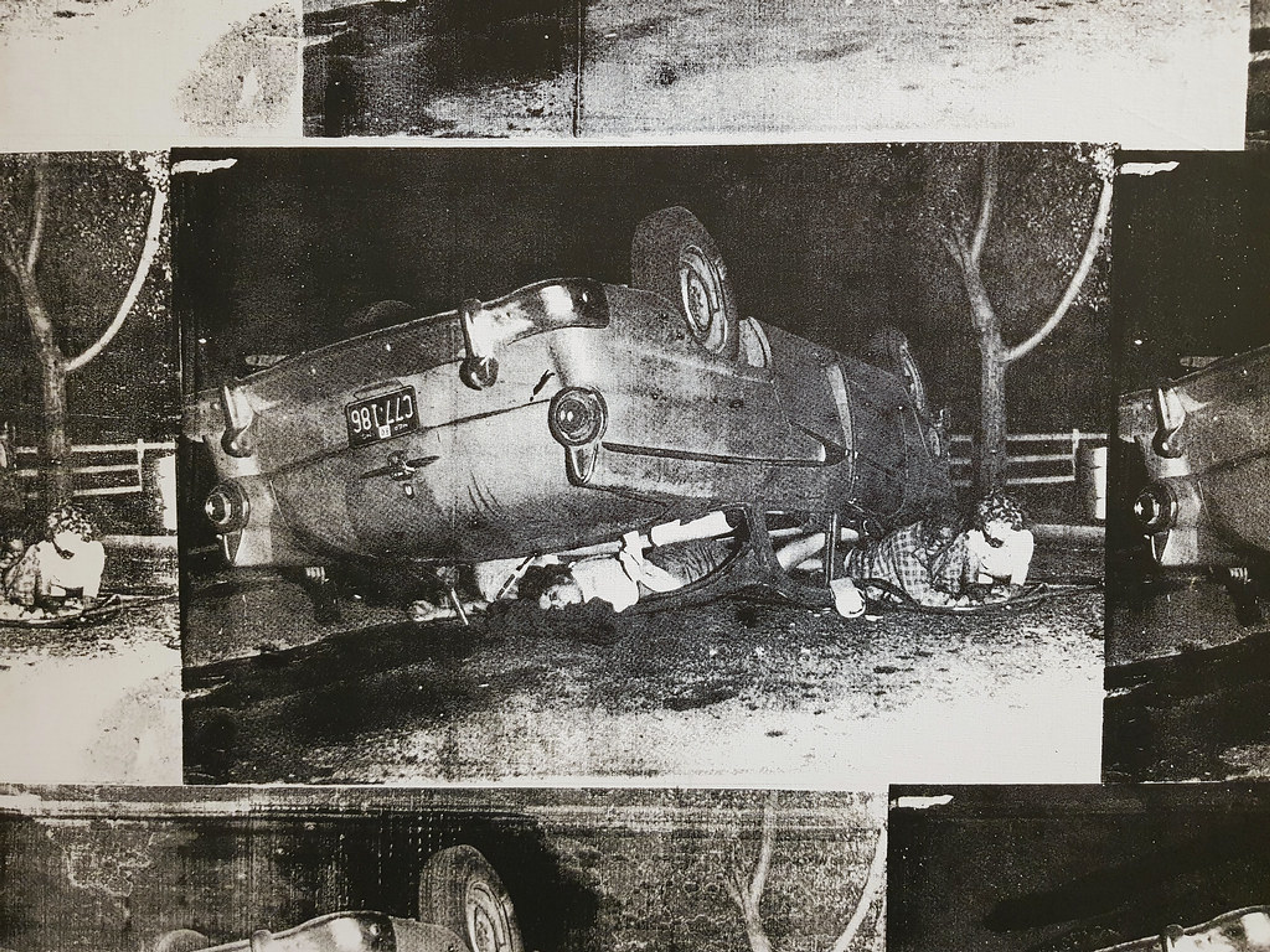 Une image de l'œuvre « 5 Deaths » d'Andy Warhol, montrant une voiture renversée. Plusieurs corps sont visibles dans l'épave.