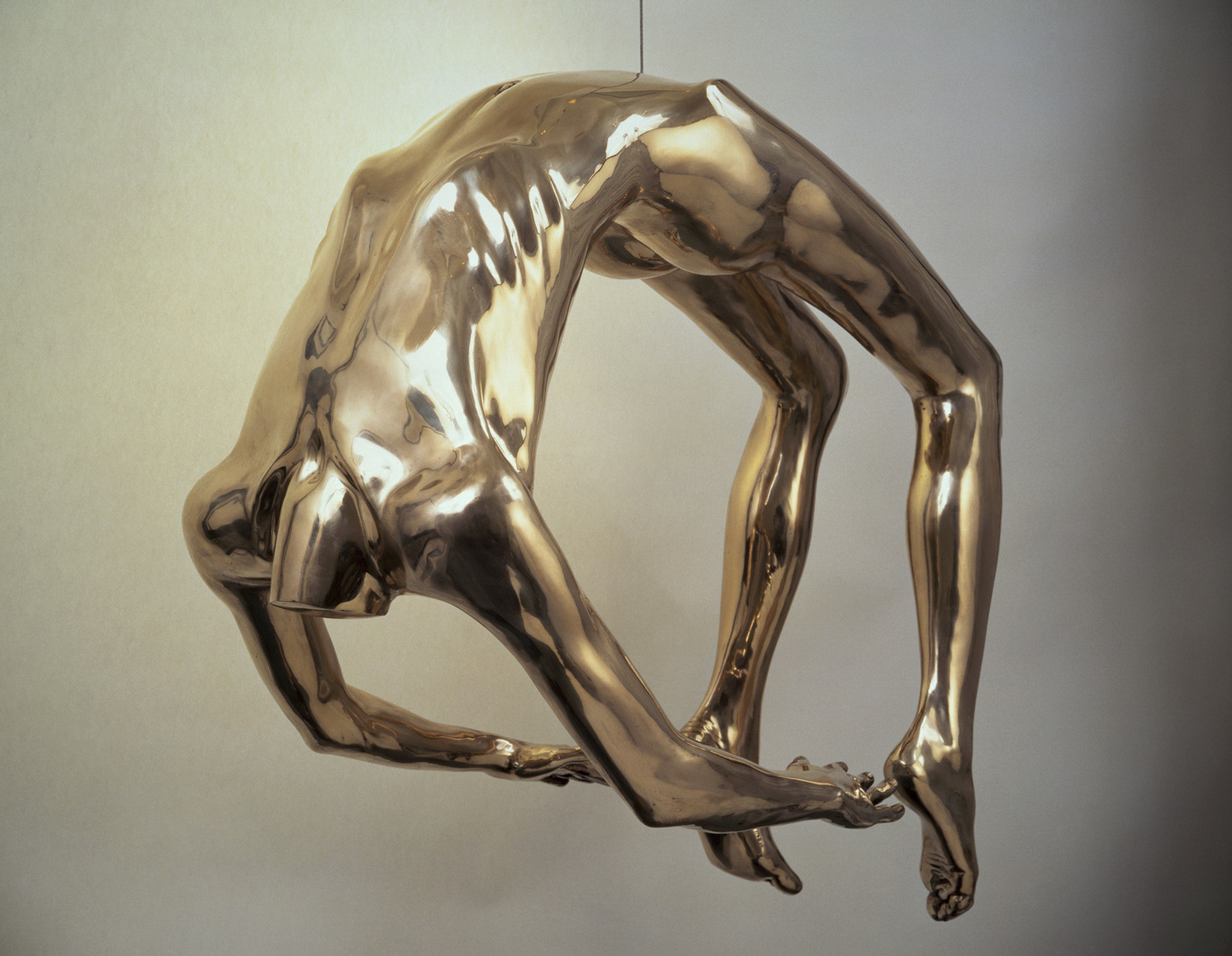 Photographie de la statue en bronze « Arch Of Hysteria » de l'artiste Louise Bourgeois. Il s'agit d'une figure sans tête dont le dos forme une arche, obtenue en se penchant si loin en arrière que les talons touchent la tête.