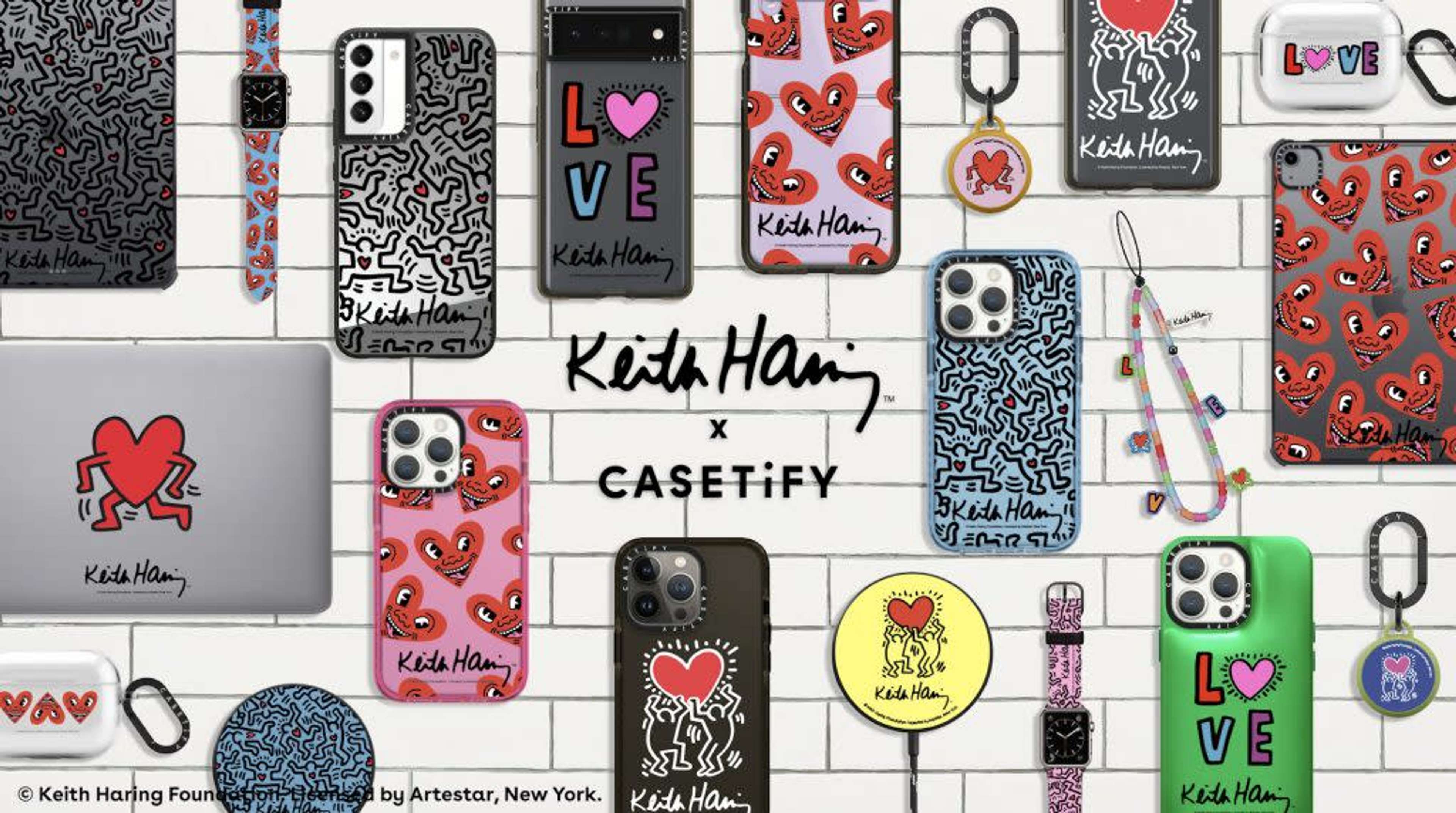 Un montage de plusieurs articles issus de la collaboration entre Casetify et l'artiste Keith Haring, notamment des coques de téléphone, des autocollants, des chargeurs sans fil et des protections pour écouteurs.