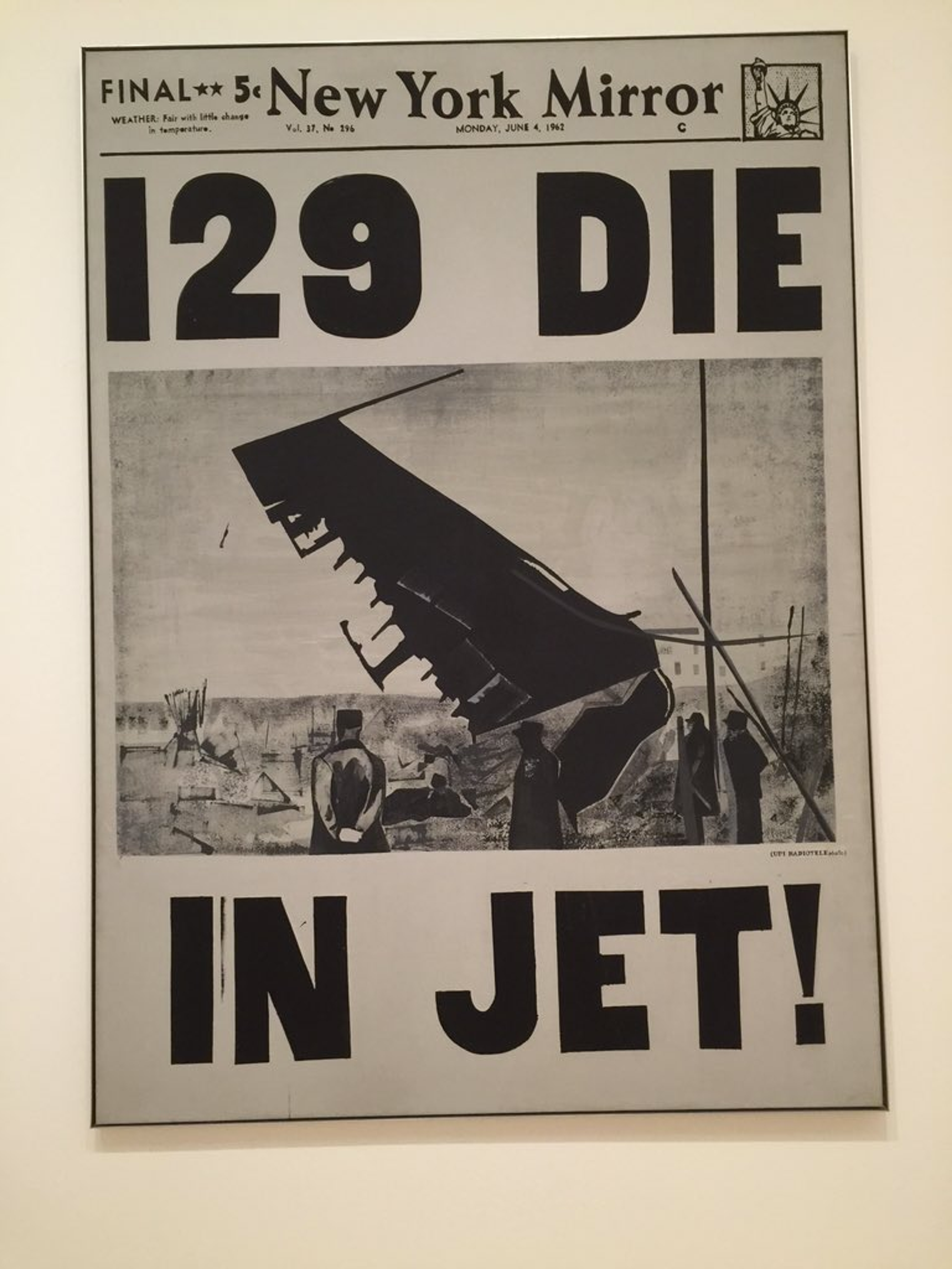Une image de l'œuvre « 129 Die In Jet! » d'Andy Warhol : une reproduction en noir et blanc du titre éponyme, illustrée par l'aile d'un avion détruit.
