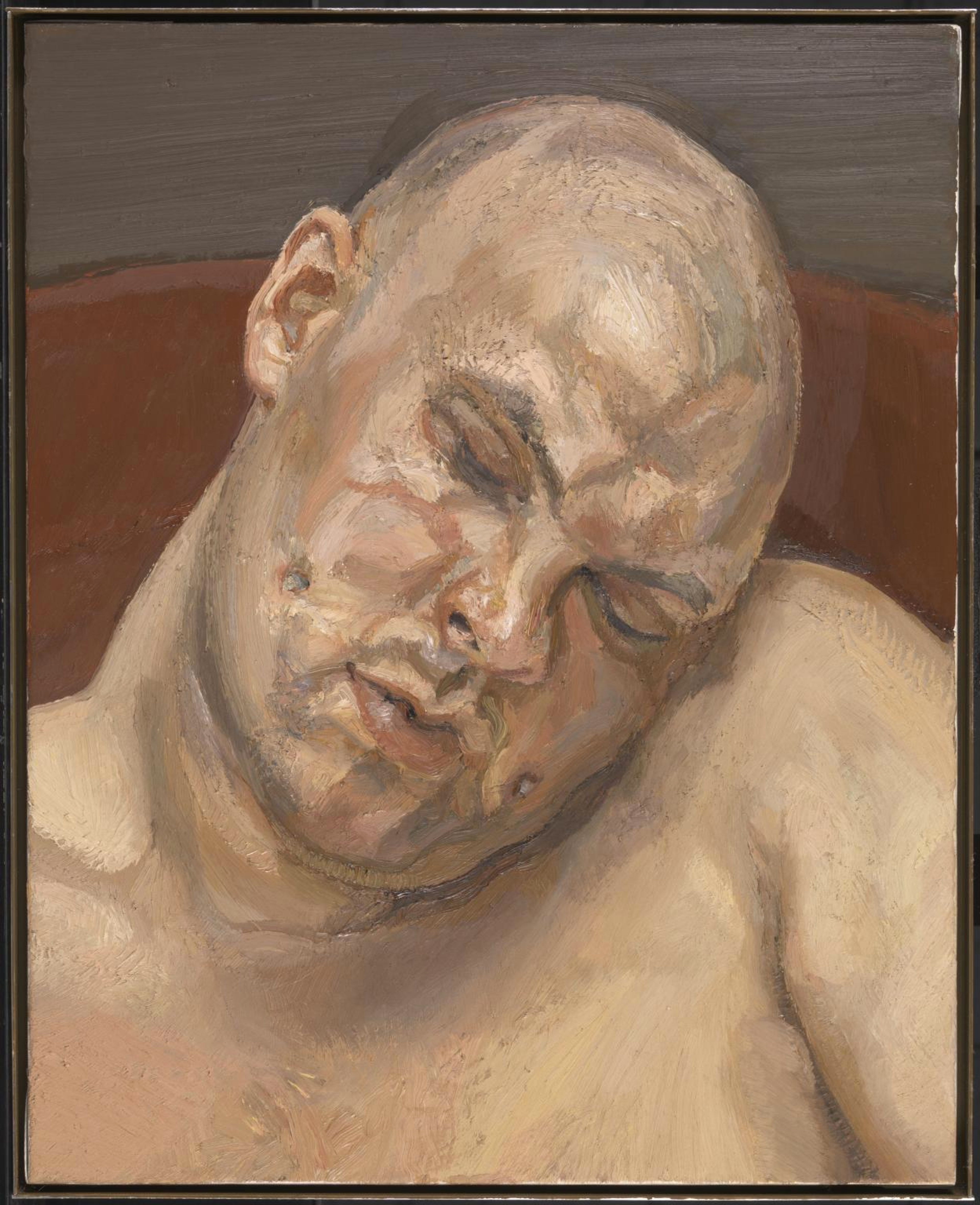 Une image de l'œuvre « Leigh Bowery » de Lucian Freud. Elle représente un homme chauve et torse nu qui semble dormir. La palette de couleurs est sourde et naturaliste.