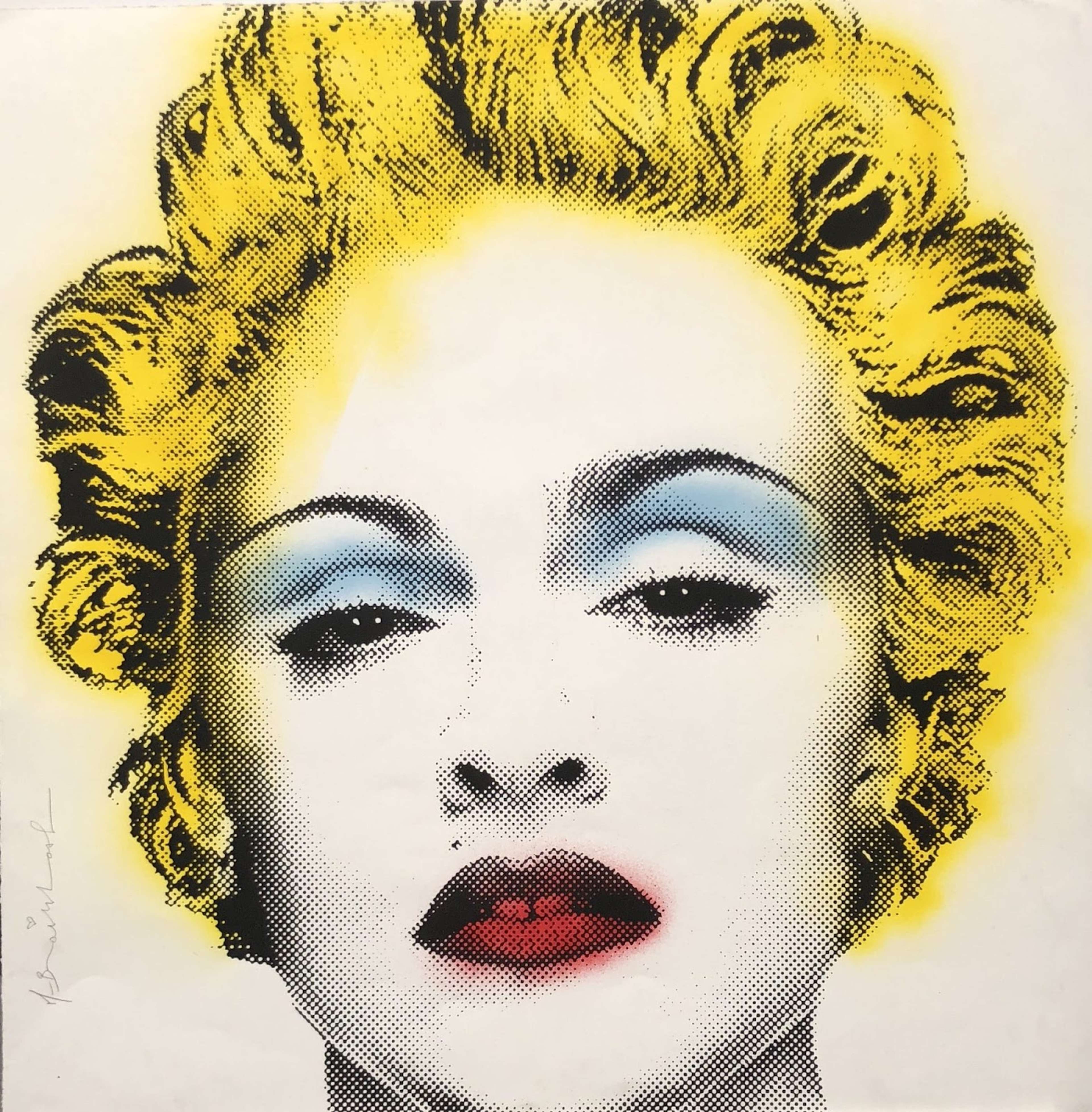 Une image de l'estampe « Madonna » de Mr Brainwash, montrant un gros plan de la chanteuse Madonna dans un style graphique, stylisé de manière similaire à la série des « Marilyns » d'Andy Warhol. Elle regarde directement le spectateur, porte du rouge à lèvres rouge et du fard à paupières bleu, et ses cheveux sont teints en jaune vif.