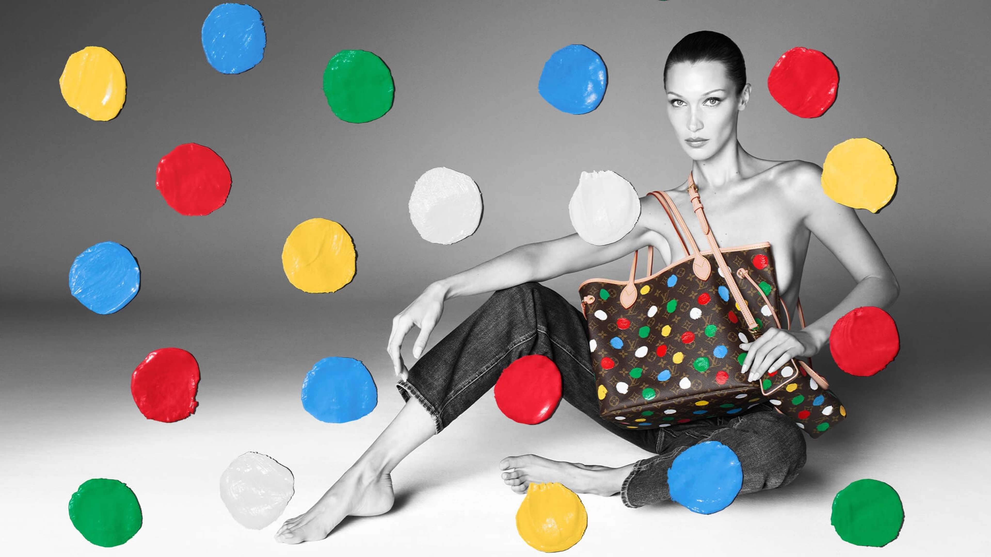 Image © Louis Vuitton / Bella Hadid posant pour Louis Vuitton dans une création Yayoi Kusama 2023 - MyArtBroker