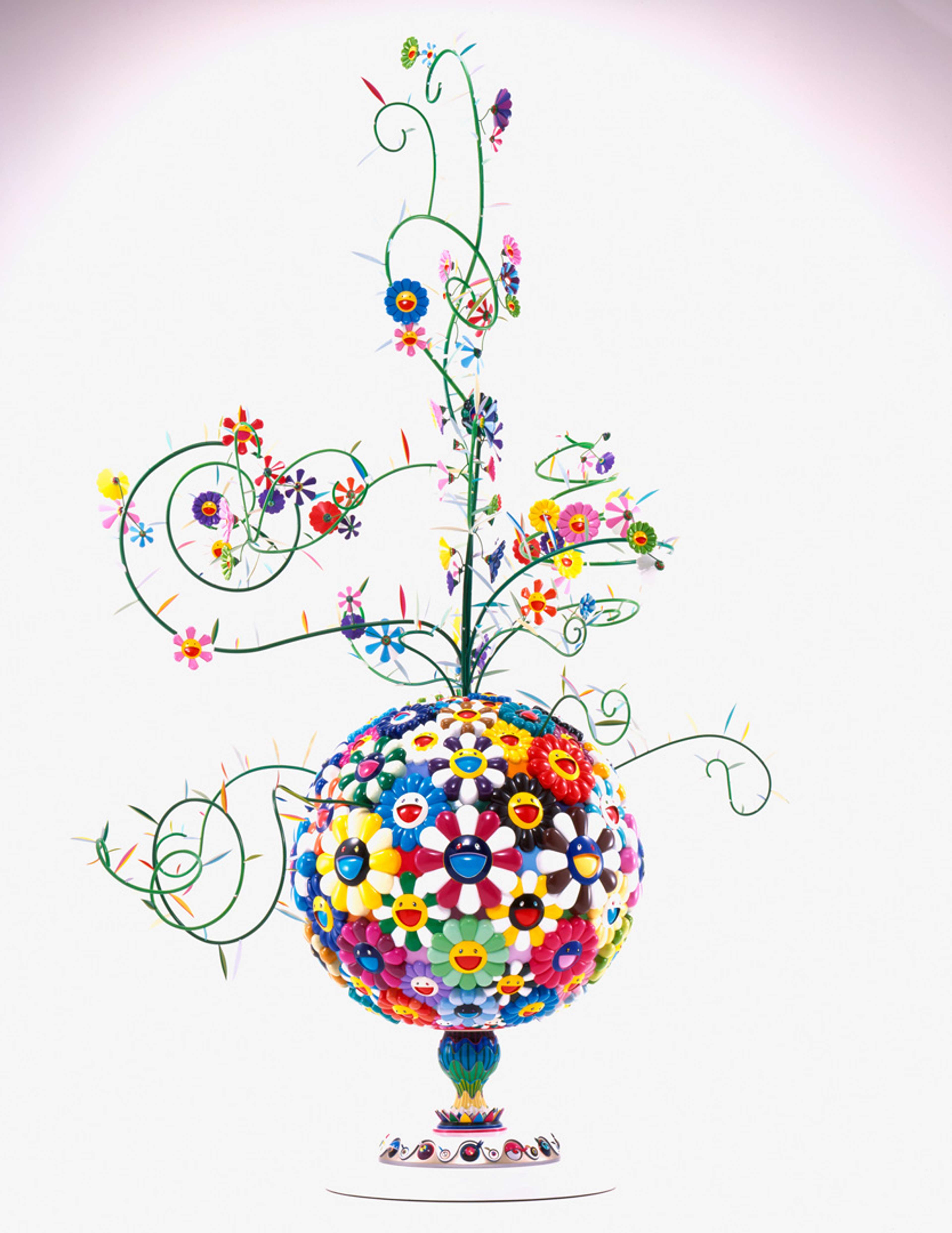 Flower Matango (b) de Takashi Murakami. Une sculpture en fibre de verre multicolore représentant des fleurs aux visages souriants.