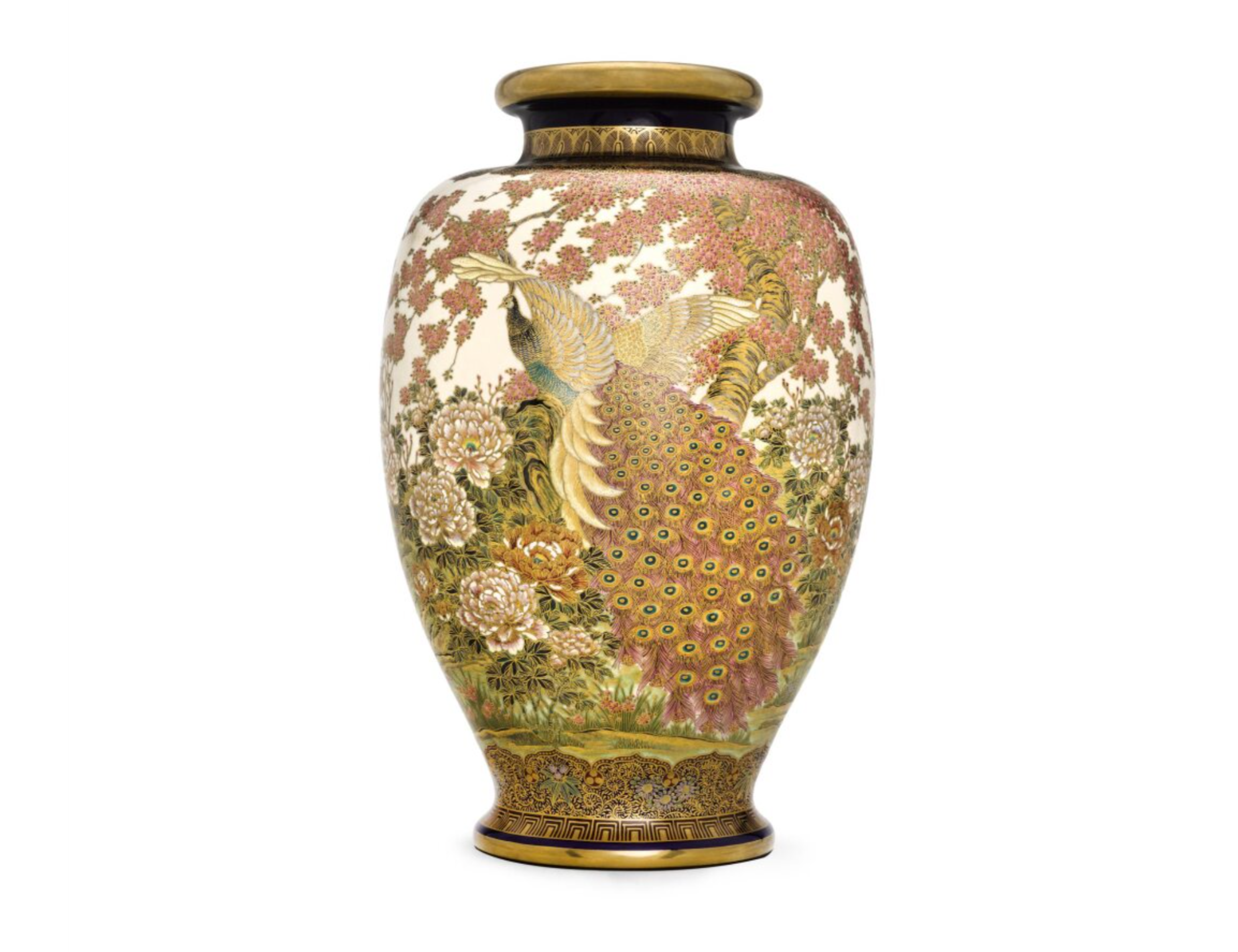 Un grand vase ovoïde à pied et col évasés, décoré d'émaux polychromes et rehaussé de vermeil sur fond bleu roi, représentant un paon parmi des pivoines et des fleurs de prunier au bord d'un ruisseau.