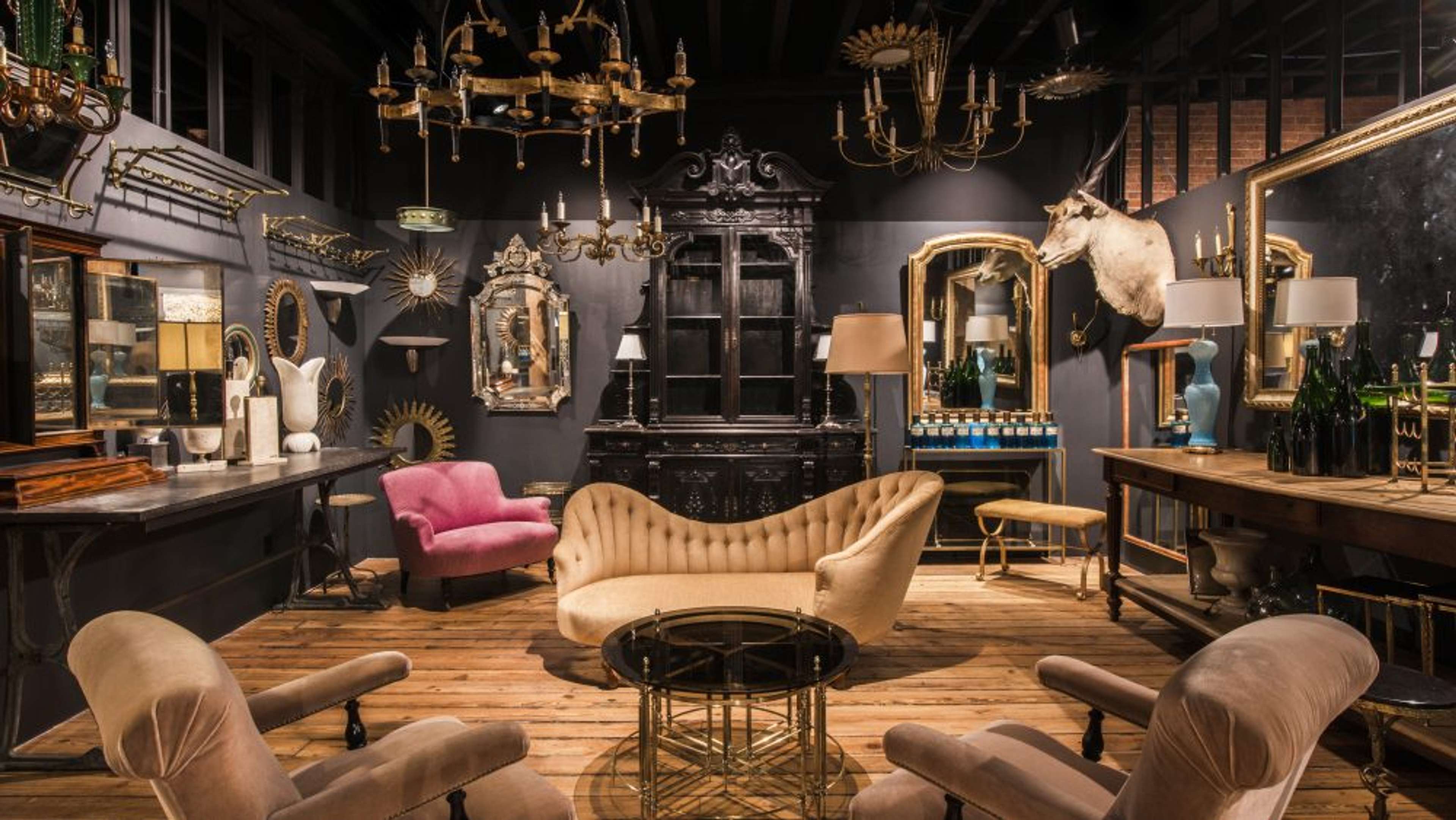 Une image d'une pièce entièrement décorée avec des pièces vintage et antiques provenant de 1stDibs.
