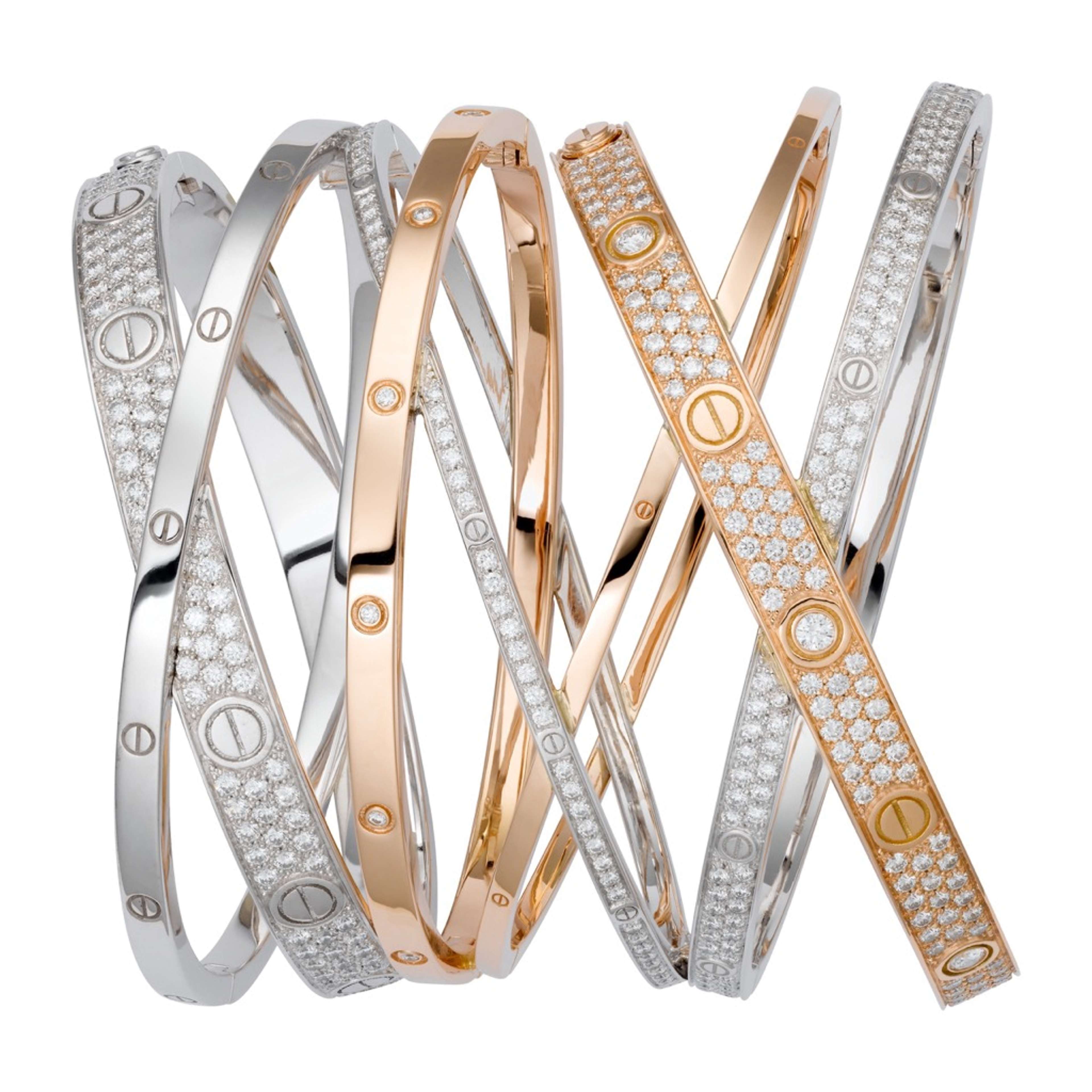 Une image de plusieurs modèles de bracelets « Love » de Cartier entrelacés
