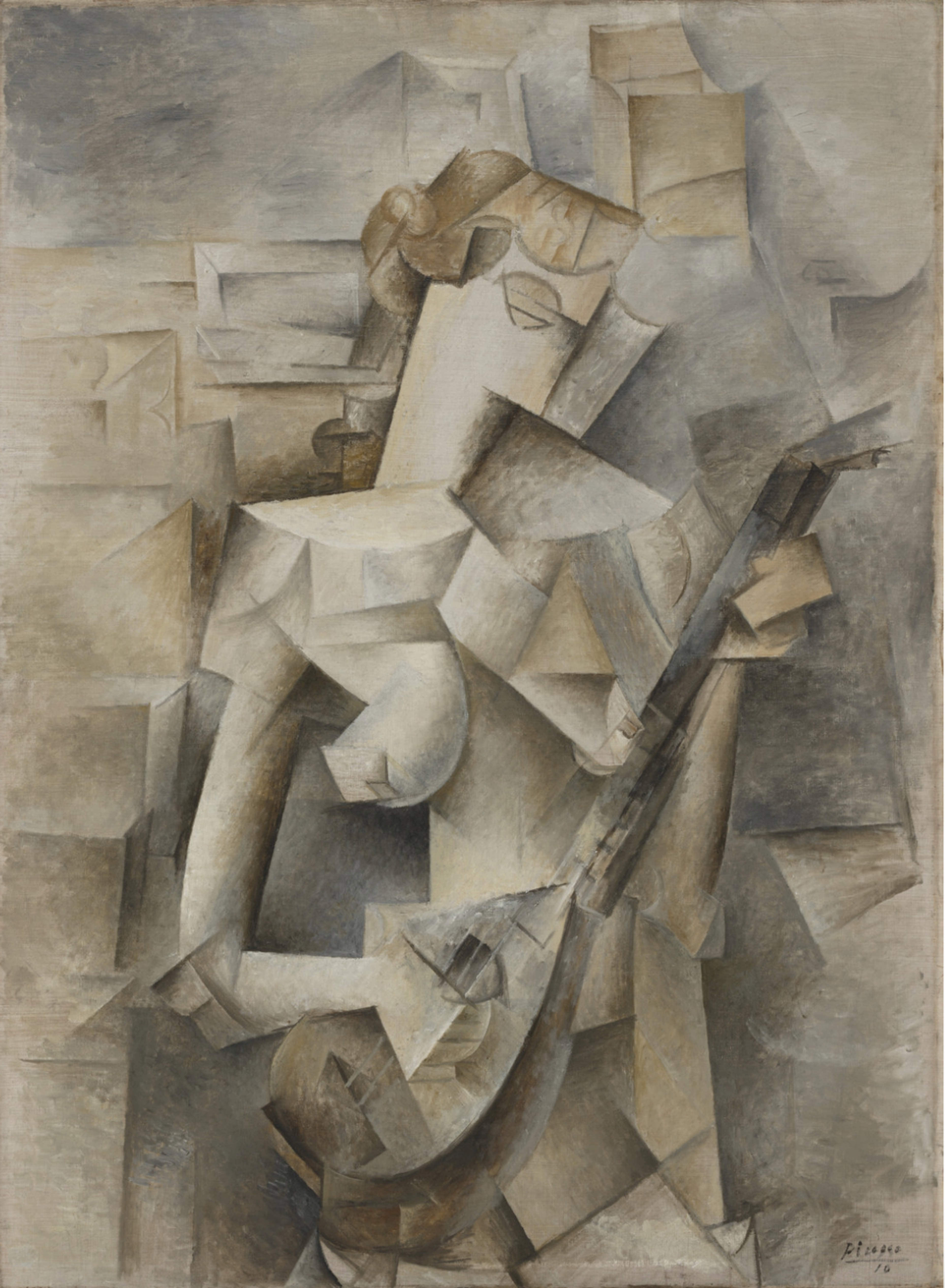 Peinture de Pablo Picasso représentant une femme jouant de la mandoline. La figure est fragmentée en formes géométriques et est dépeinte dans des tons beiges et gris.