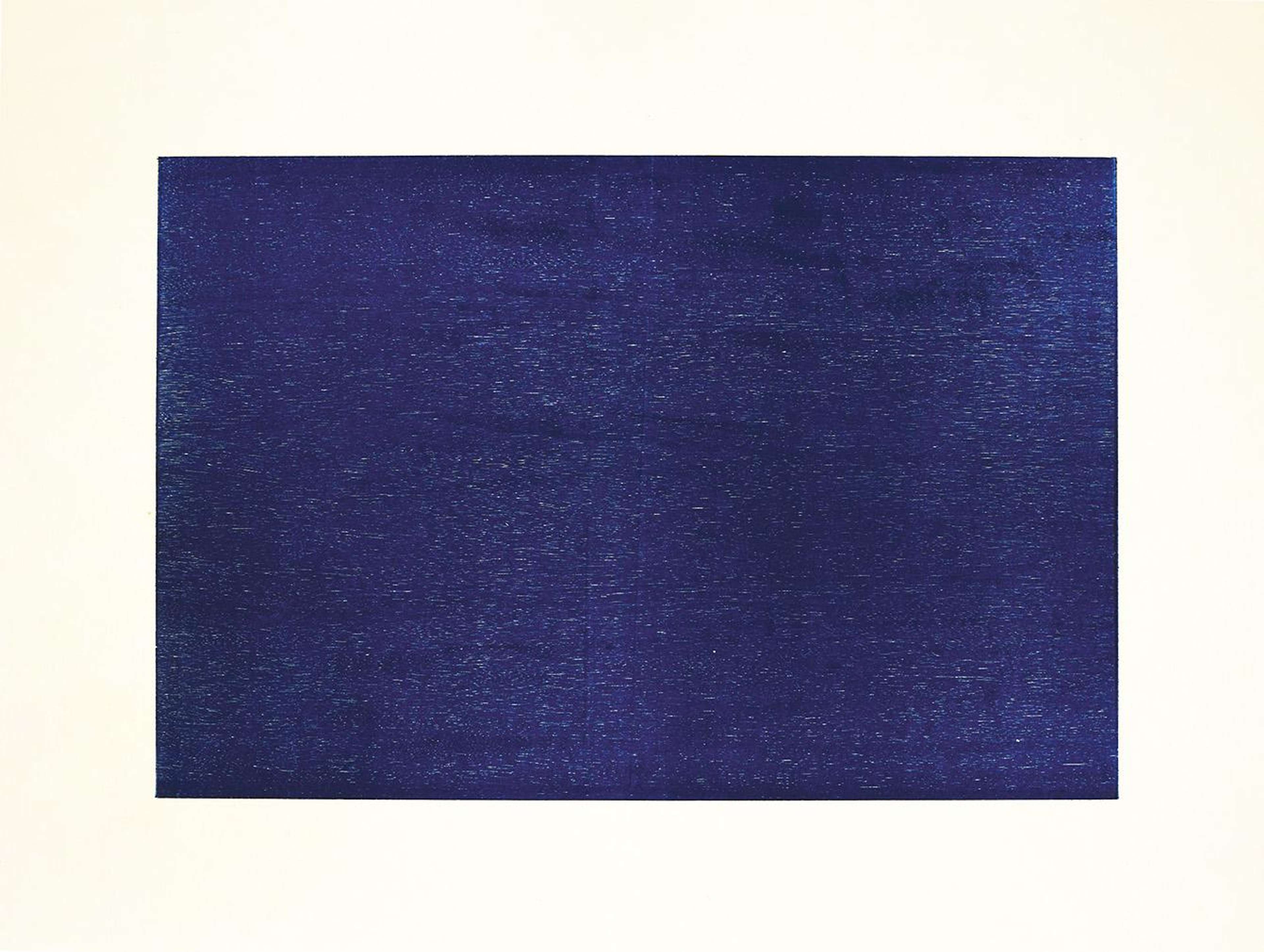Un rectangle horizontal bleu. Une légère texture est visible du fait du processus d'impression.