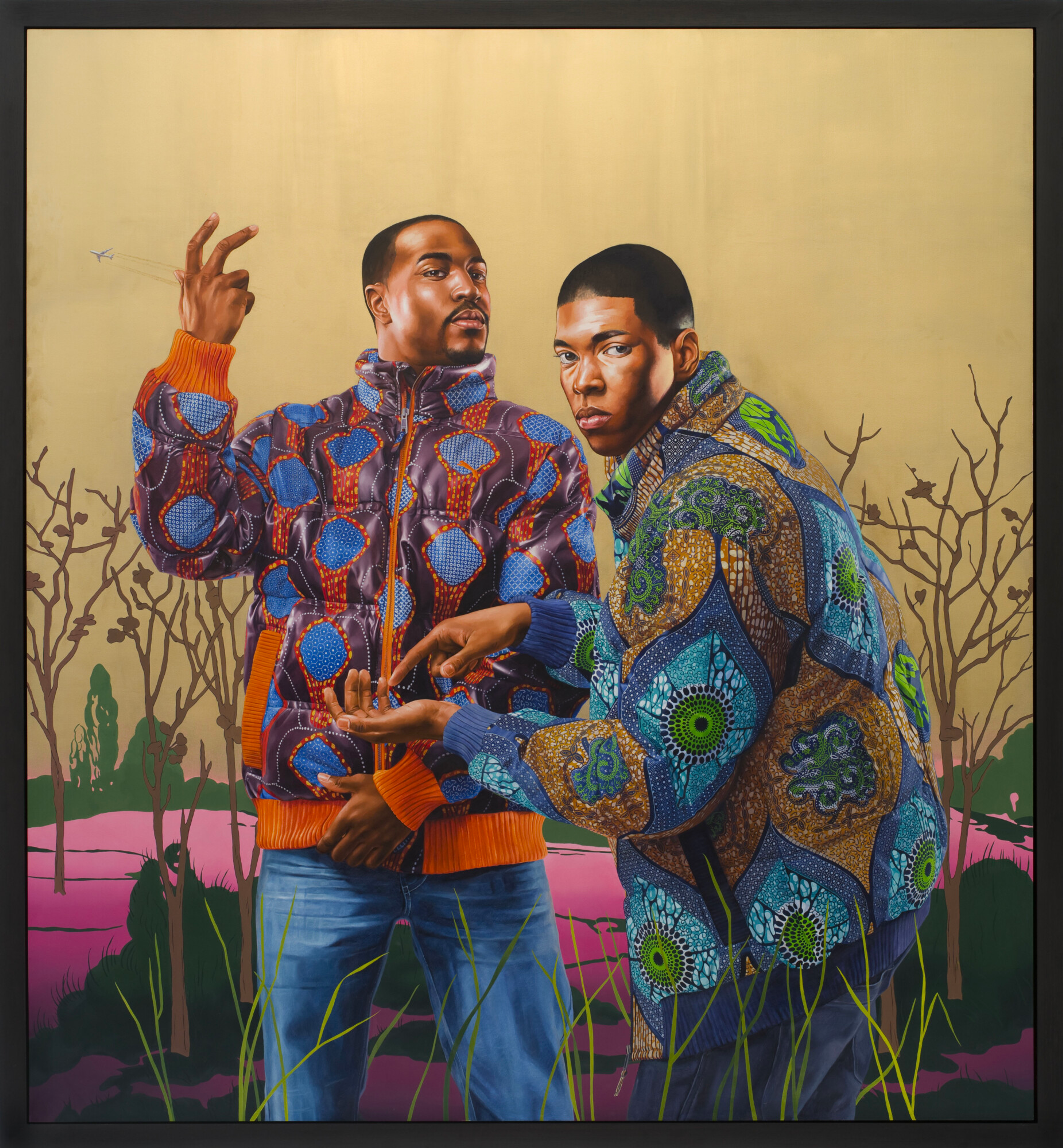 Deux hommes noirs en jean et blousons zippés aux motifs orientaux éclatants. L'un pose sa main près de son entrejambe tandis que l'autre lève la main dans une posture de spectacle. Le second fait un geste de la main gauche tout en pointant sa paume de l'autre main, face au spectateur. La scène se déroule en extérieur, avec un ciel doré, un chemin rose et une végétation luxuriante.