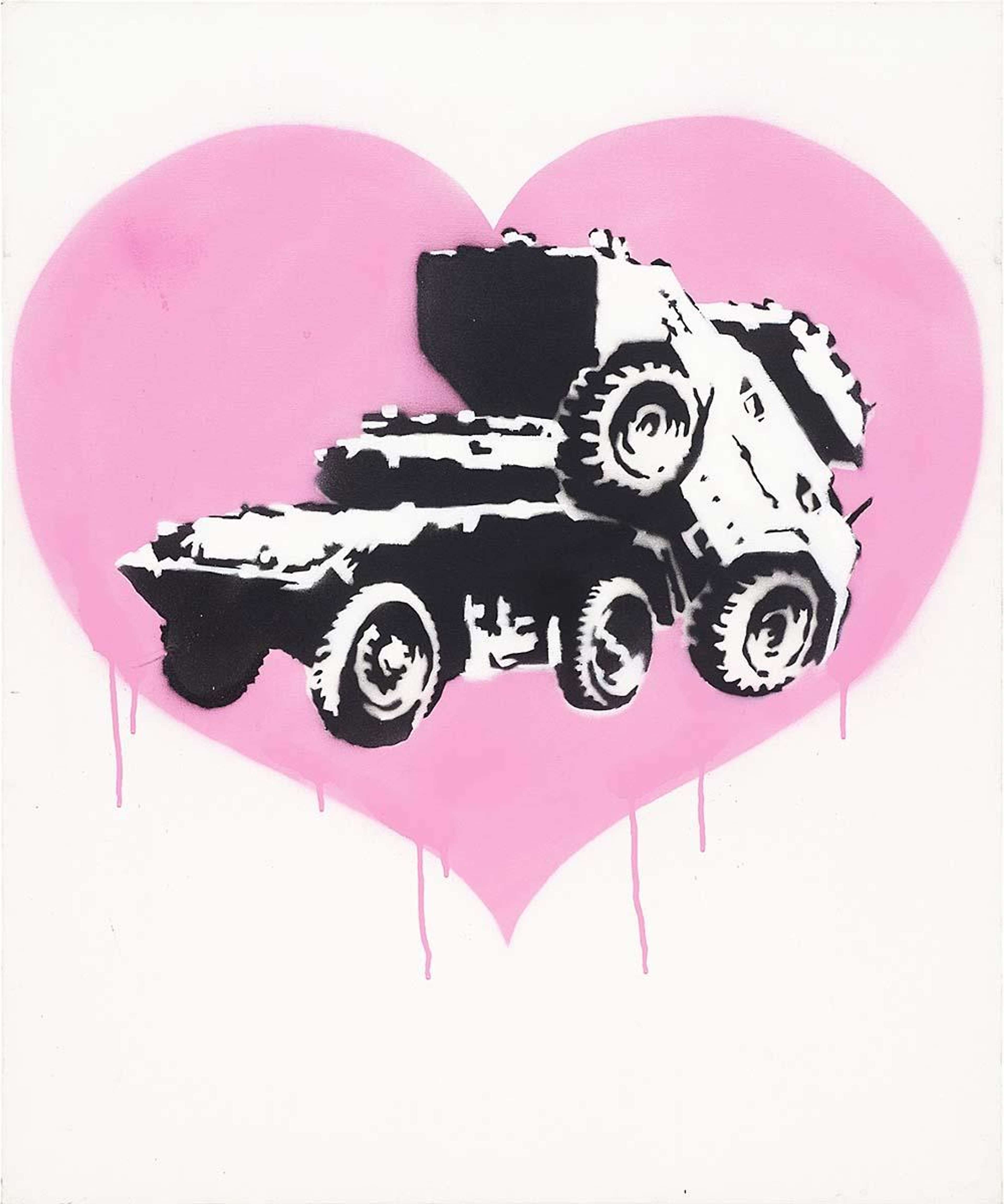 Devant un cœur rose, deux chars de l'époque de la Seconde Guerre mondiale, en noir et blanc, tentent de s'écraser l'un l'autre.