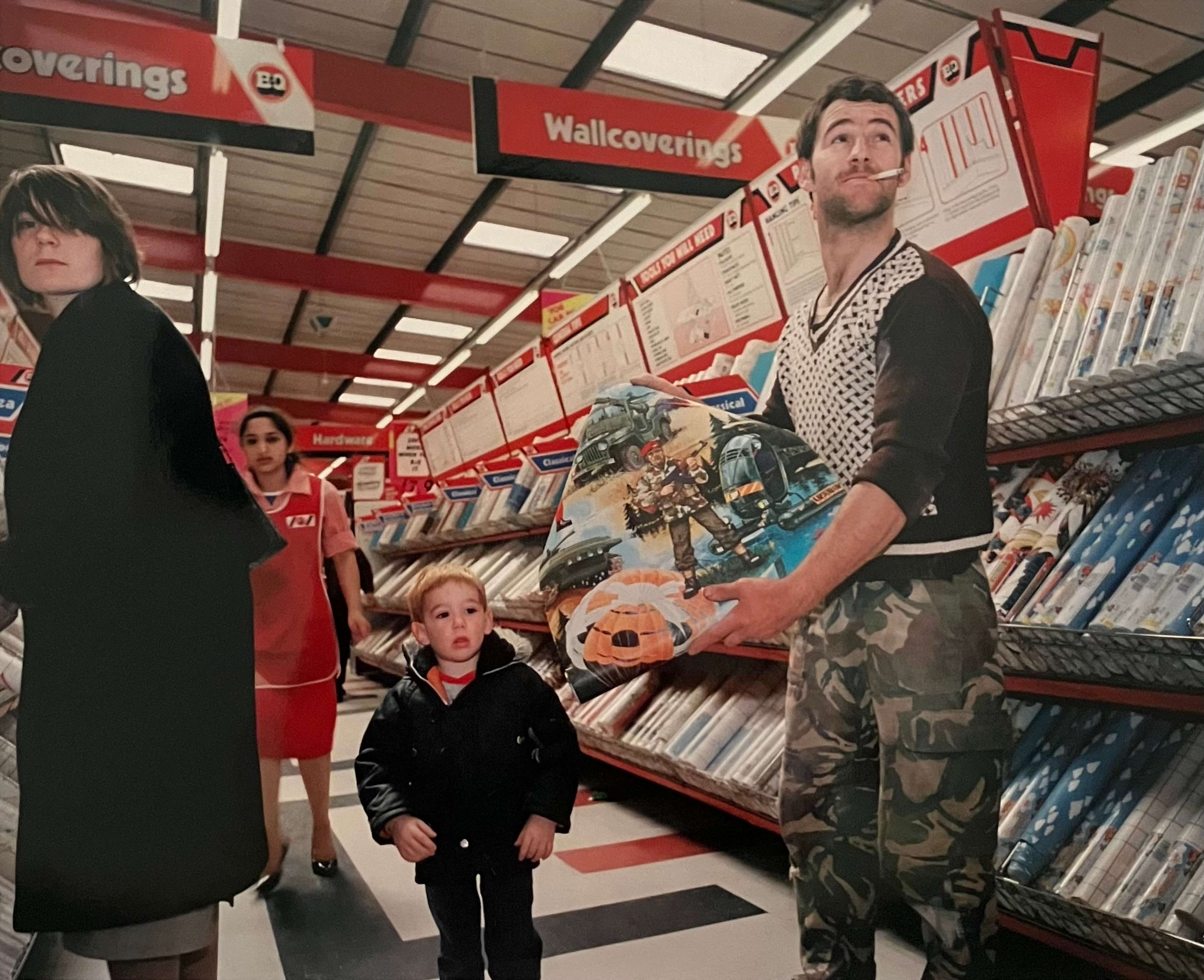Une famille faisant ses achats dans un magasin de papiers peints