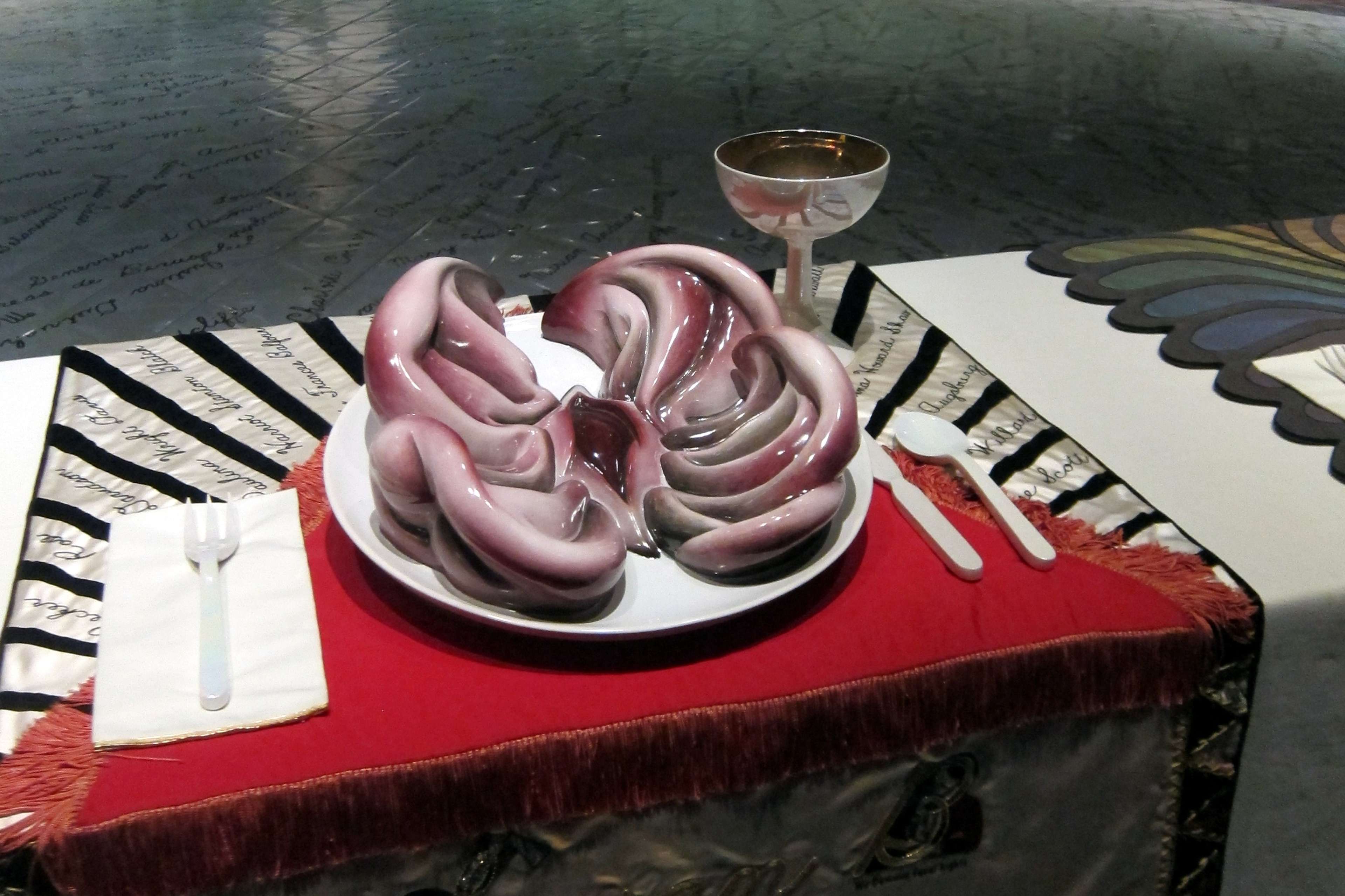Œuvre d'art abstraite disposée sur une table