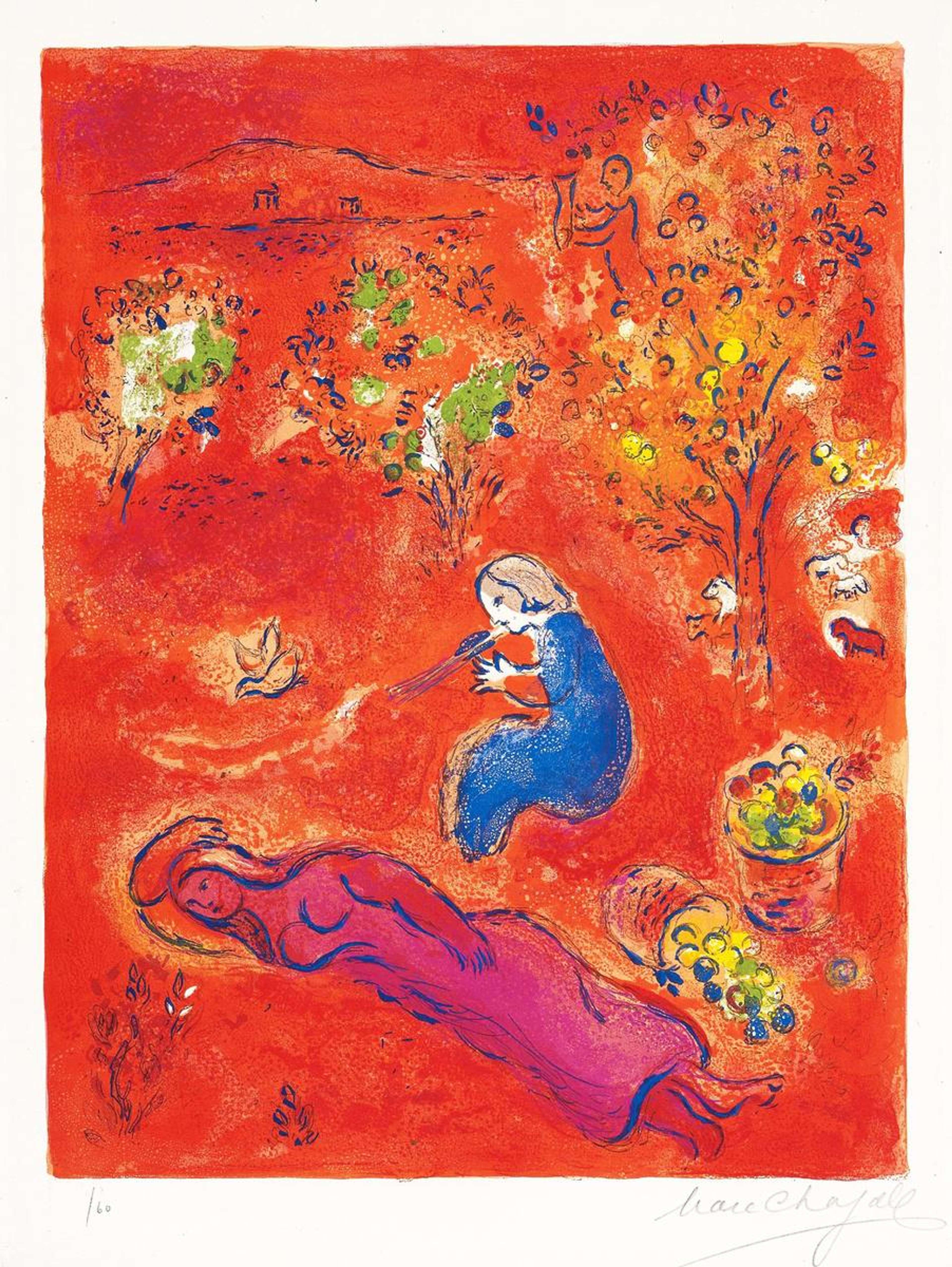 Une peinture vibrante au fond dominé par le rouge, représentant une scène rurale onirique. Une femme en robe violette fluide est allongée sur le sol, tandis qu'une autre silhouette vêtue de bleu, tenant un livre, est assise à proximité avec un oiseau devant elle. Le paysage est rempli d'arbres fruitiers, de petits animaux, et d'une silhouette lointaine jouant de la flûte. L'œuvre se caractérise par des coups de pinceau expressifs et des couleurs riches, évoquant une atmosphère à la fois surréaliste et poétique.
