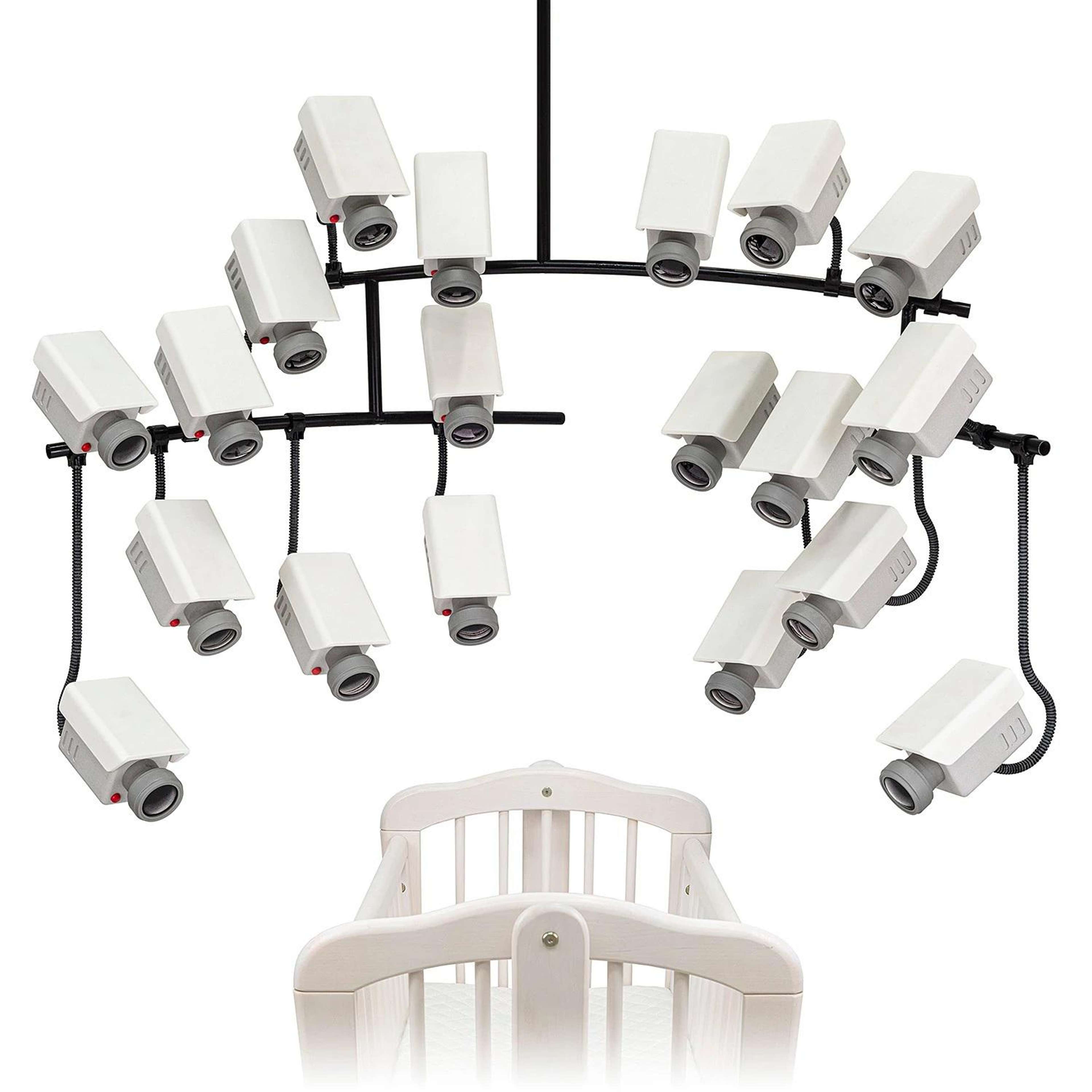 Le mobile pour bébé Banksy™, installé au plafond, est un jouet stimulant composé de pas moins de 19 fausses caméras de vidéosurveillance qui commente avec malice la culture de la surveillance et le surprotectivisme parental dans la société contemporaine.