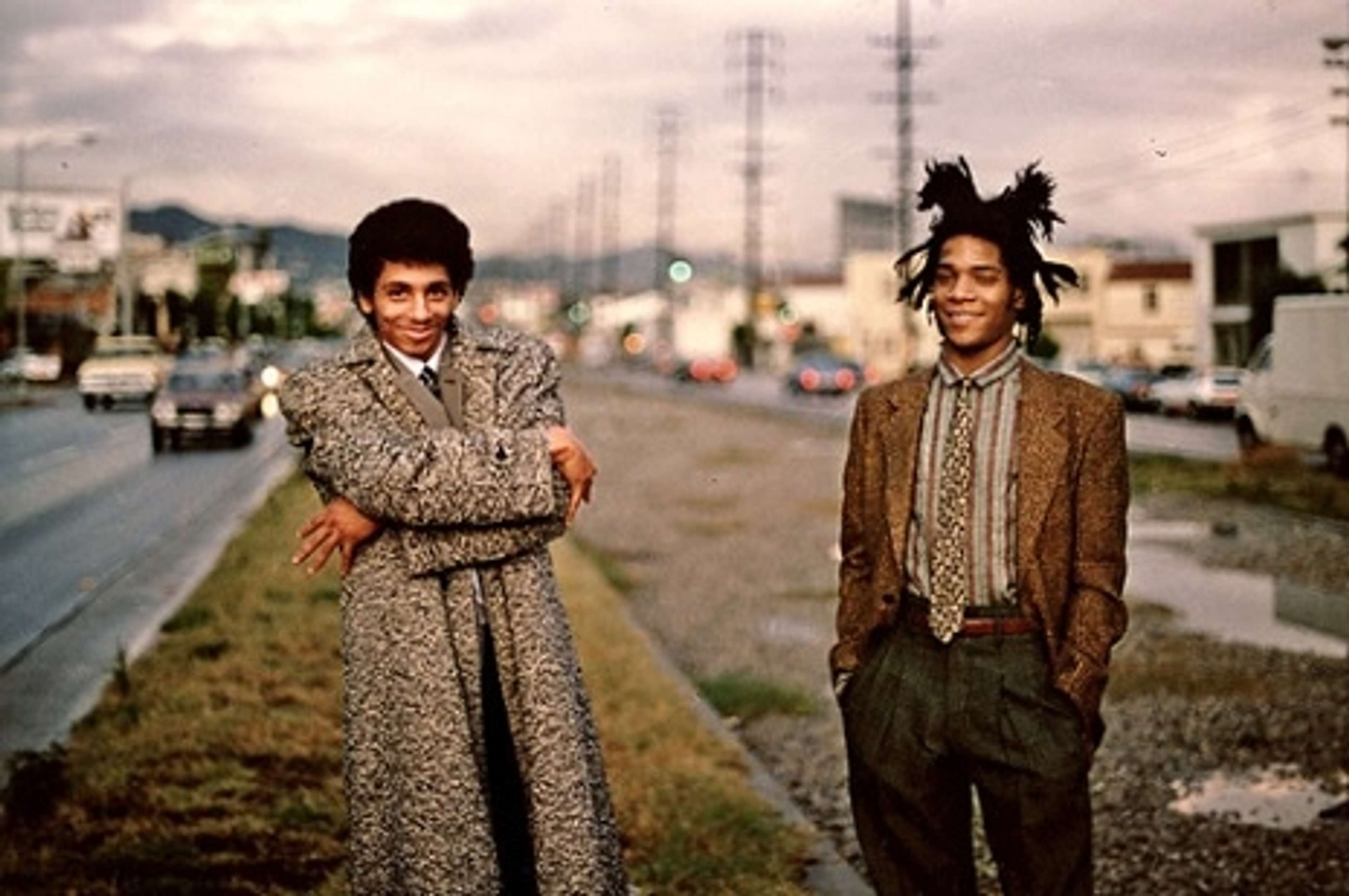 Une photographie des artistes Rammellzee et Jean-Michel Basquiat debout à l'extérieur.