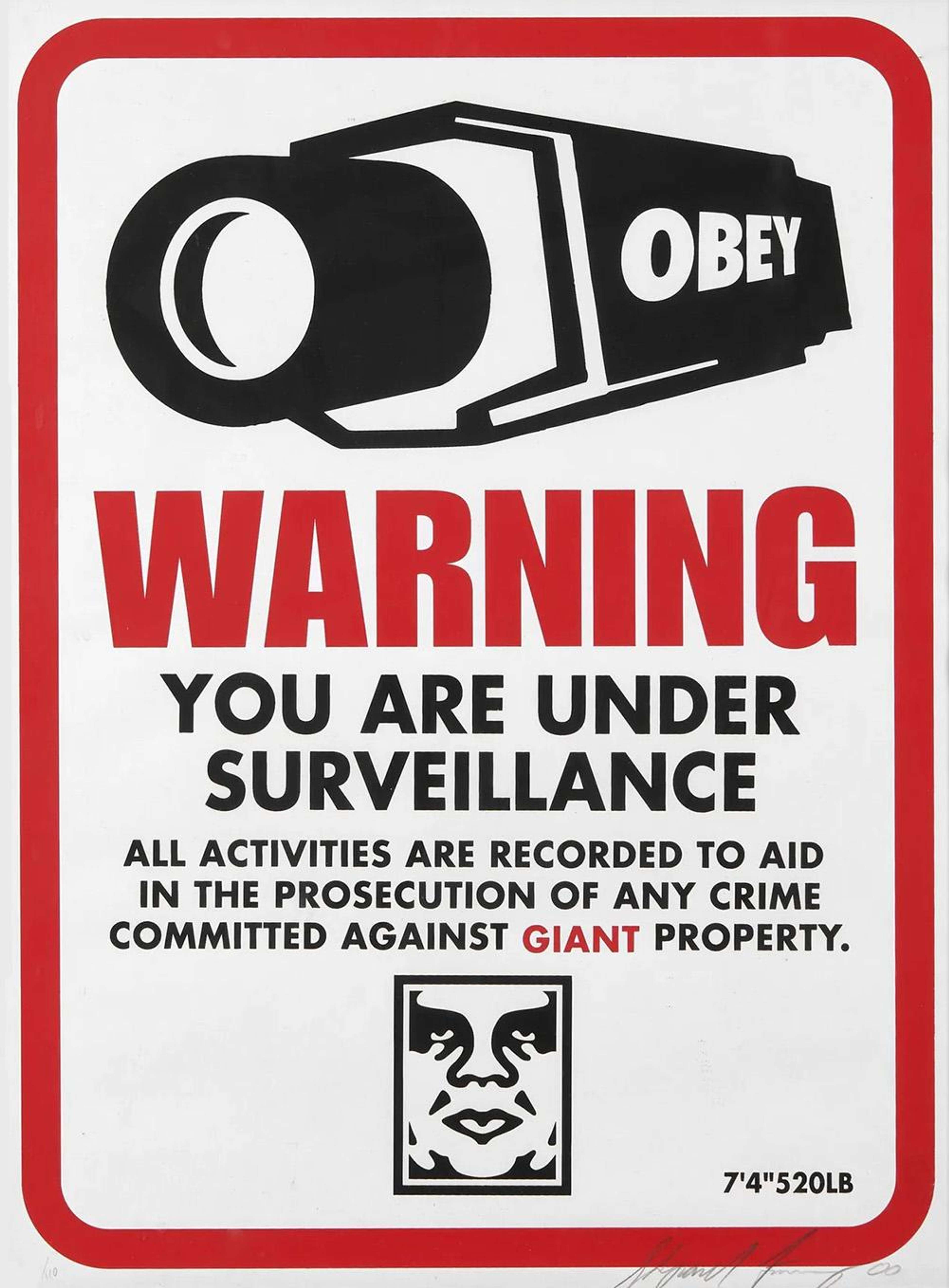 Un panneau d'avertissement parodique émis par OBEY, portant le message « warning you are under surveillance » (attention, vous êtes surveillé).