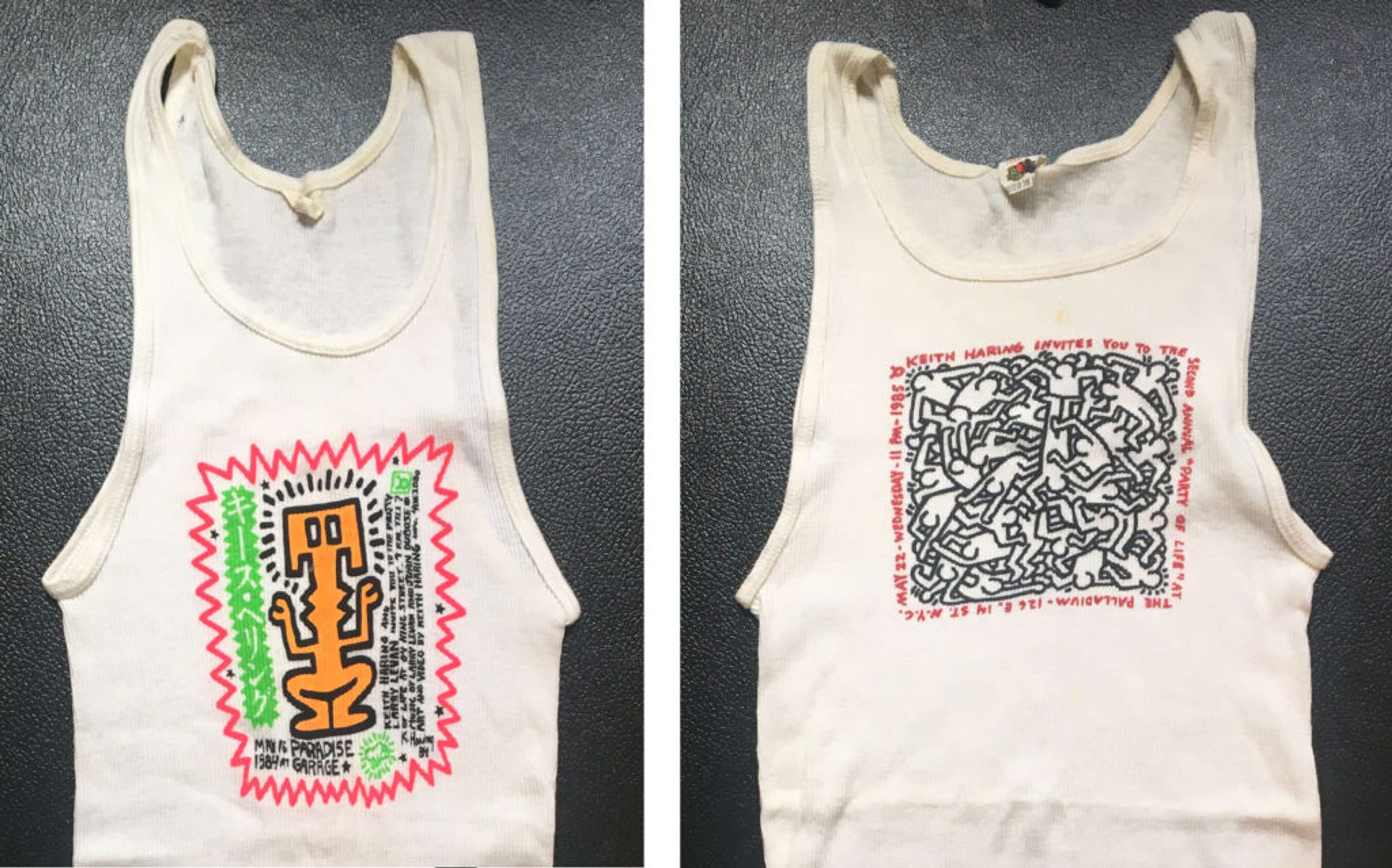 Vue en double panneau de débardeurs sérigraphiés de Keith Haring issus de The Annual Party of Life. Deux débardeurs blancs arborant les figures caractéristiques du style Pop Art de Keith Haring.