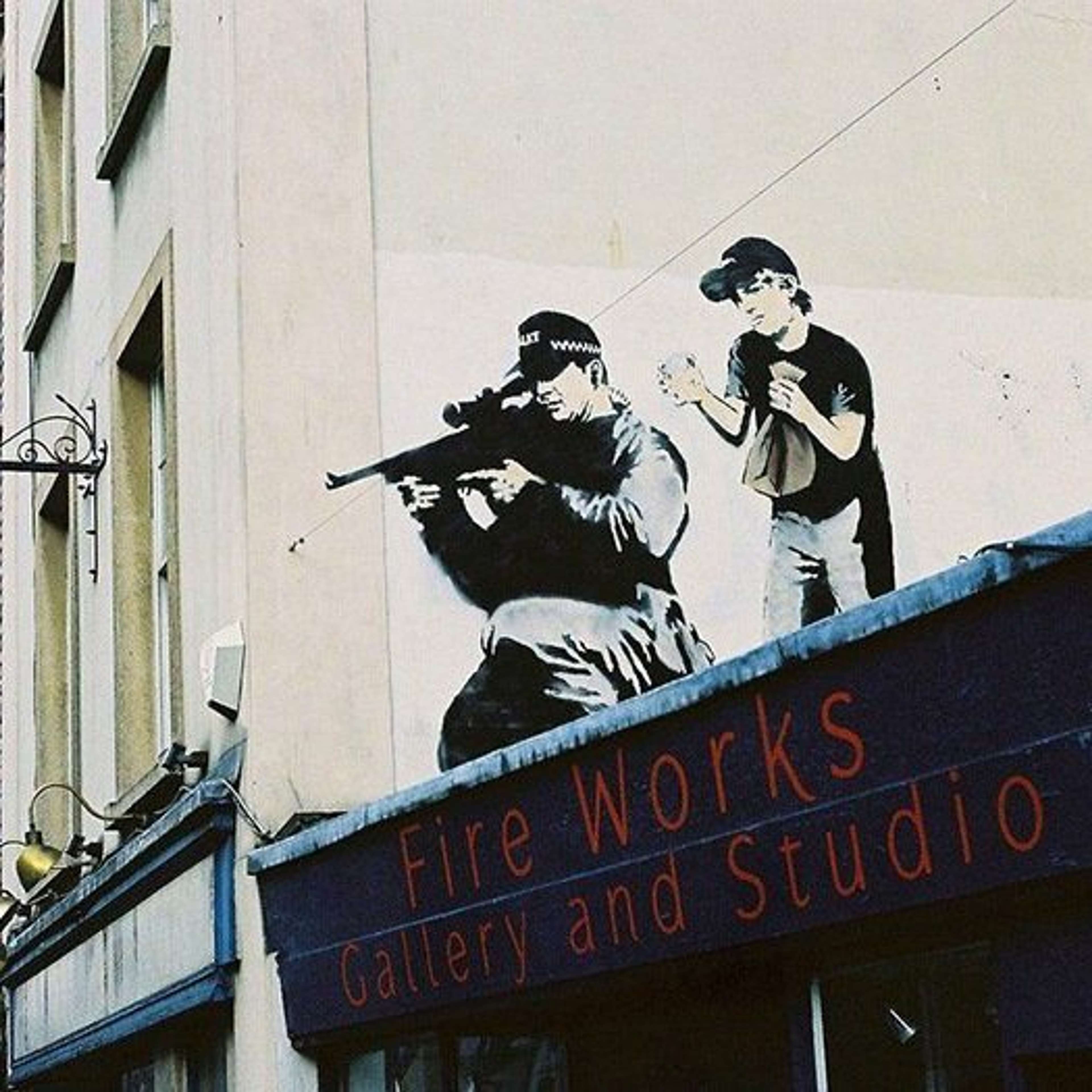 Police Sniper et Paper Bag Boy de Banksy