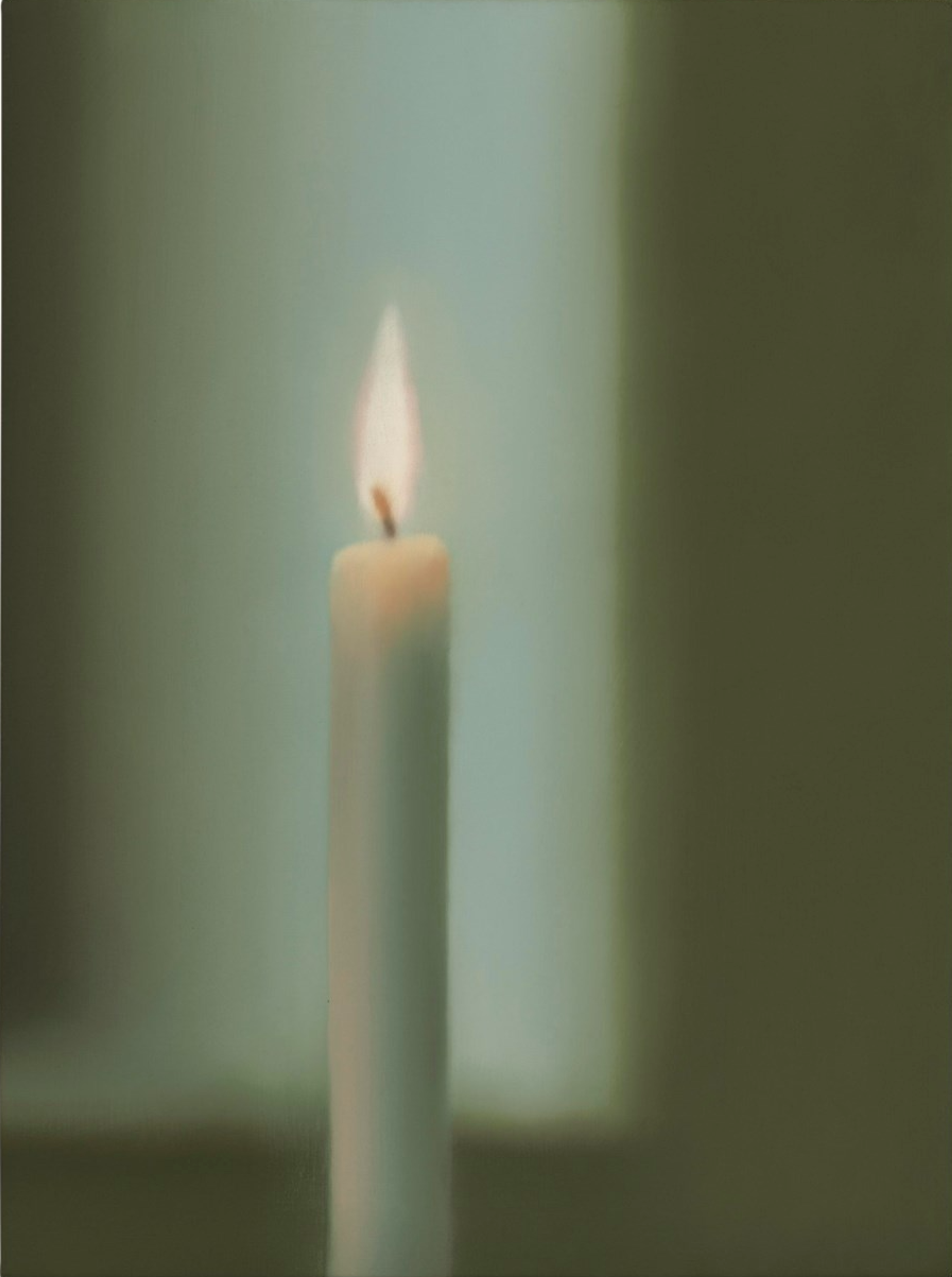 Peinture de Gerhard Richter évoquant une photographie floue d'une bougie allumée de couleur ivoire, se détachant sur un fond teinté de vert.