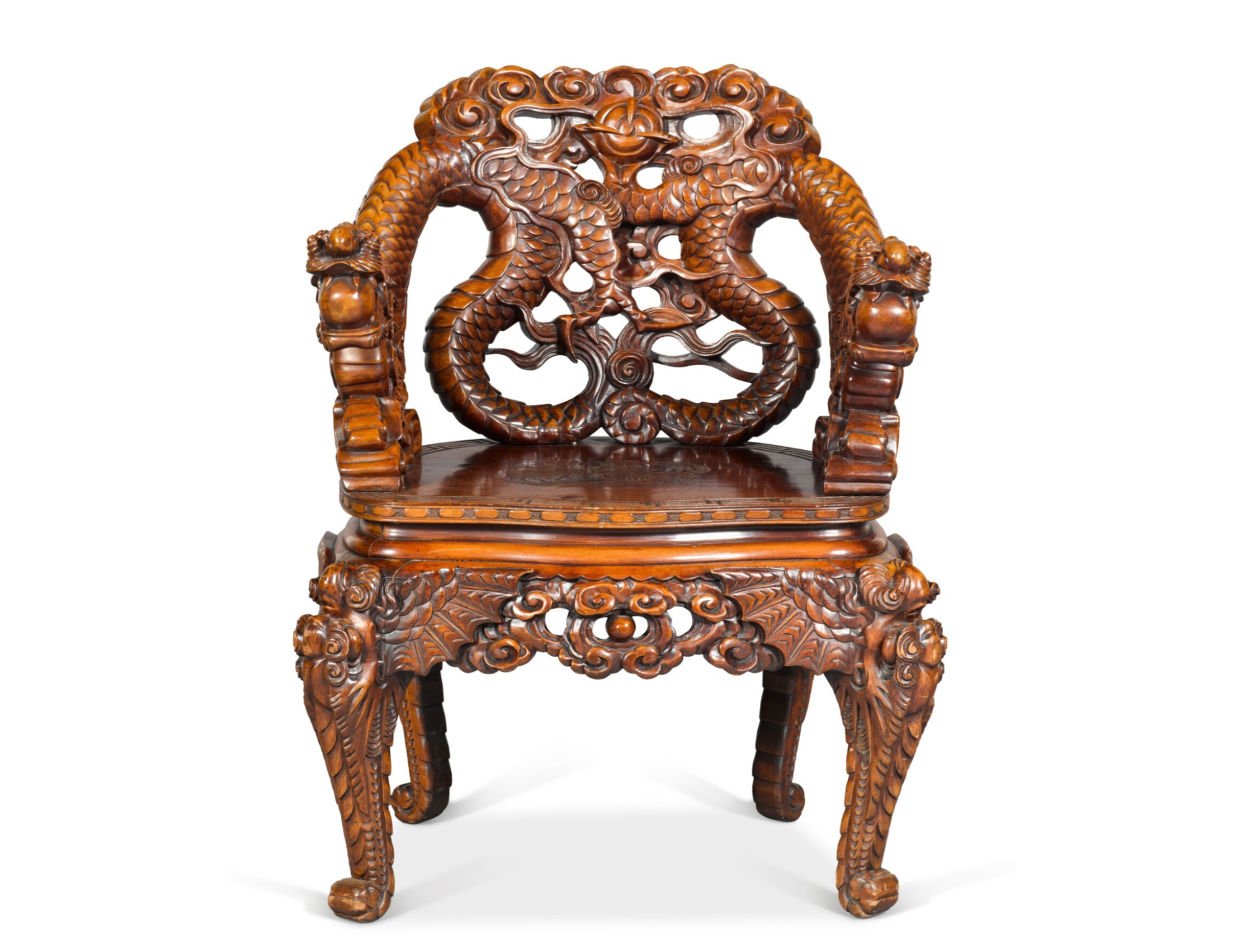 Une image d'une chaise en bois finement sculptée, ornée de motifs de dragons, ayant appartenu à Freddie Mercury.