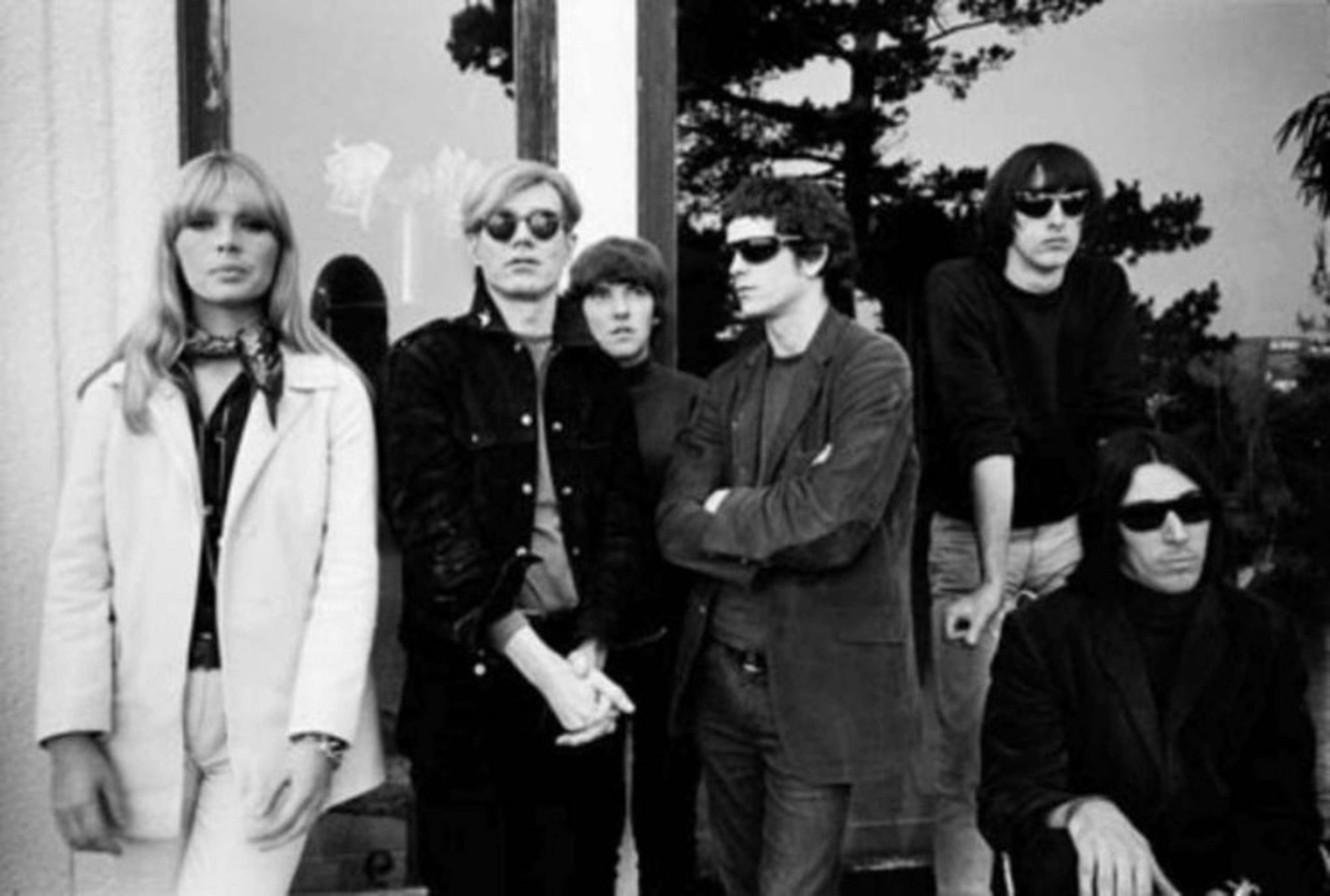 Photographie en noir et blanc du groupe The Velvet Underground, de la chanteuse Nico et de l'artiste Andy Warhol.