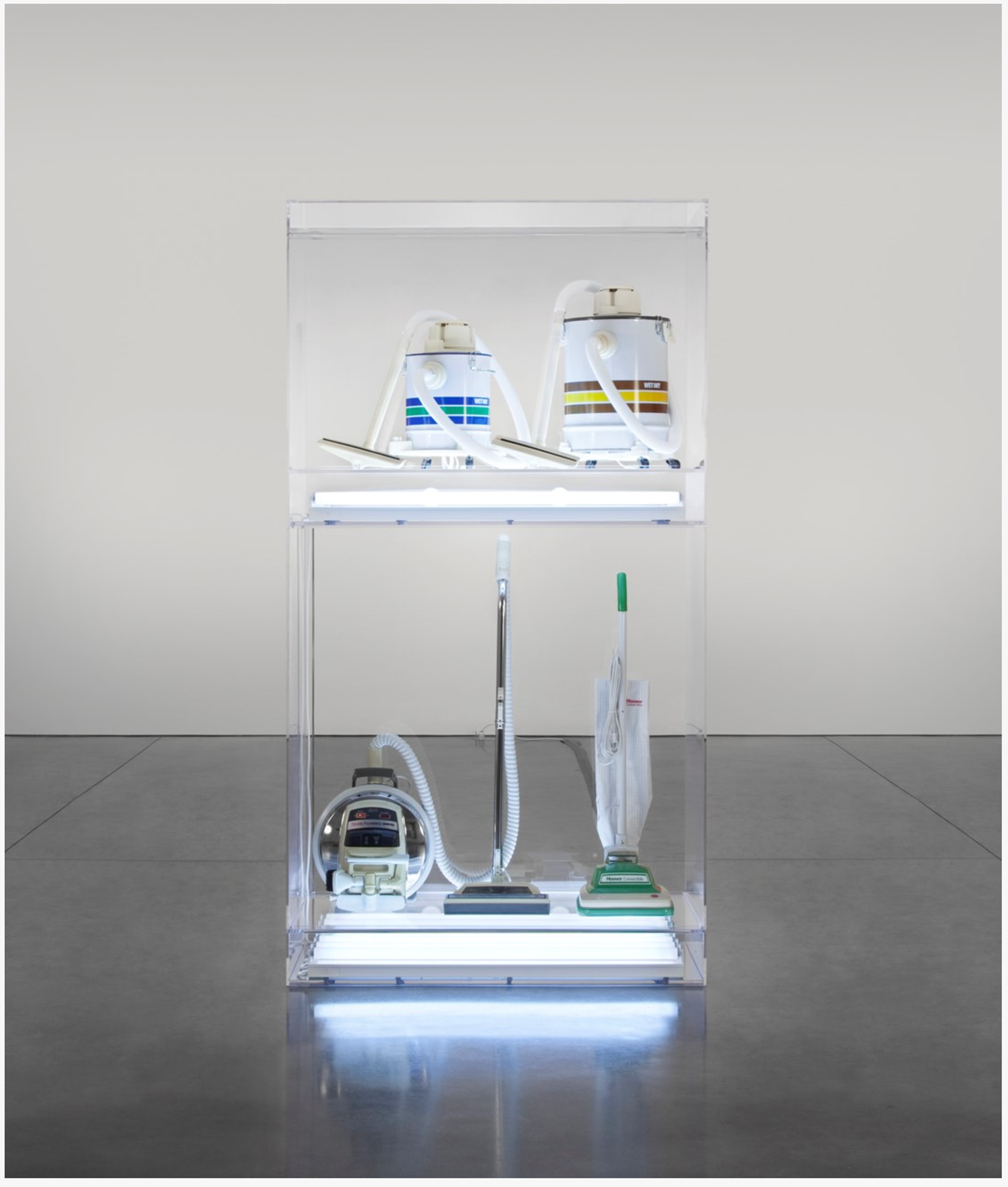 Nouveau Hoover Celebrity IV, Nouveau Hoover Convertible, Nouveau Shelton 5 Gallons Eau/Sec, Nouveau Shelton 10 Gallons Eau/Sec Doubledecker par Jeff Koons - Christie's