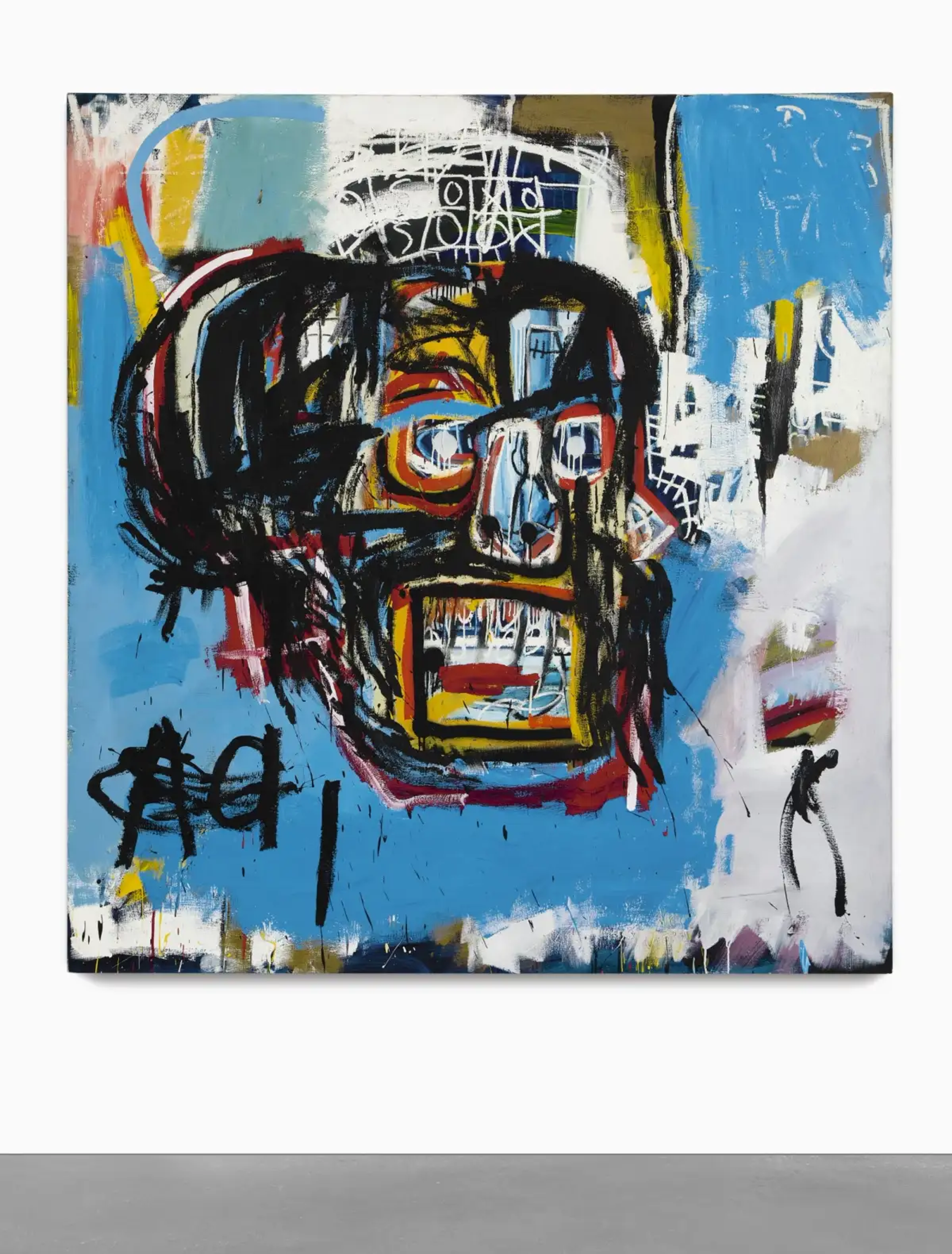 Cette œuvre de Basquiat représente une tête imposante, réalisée à l'aide de lignes noires, sur fond bleu.