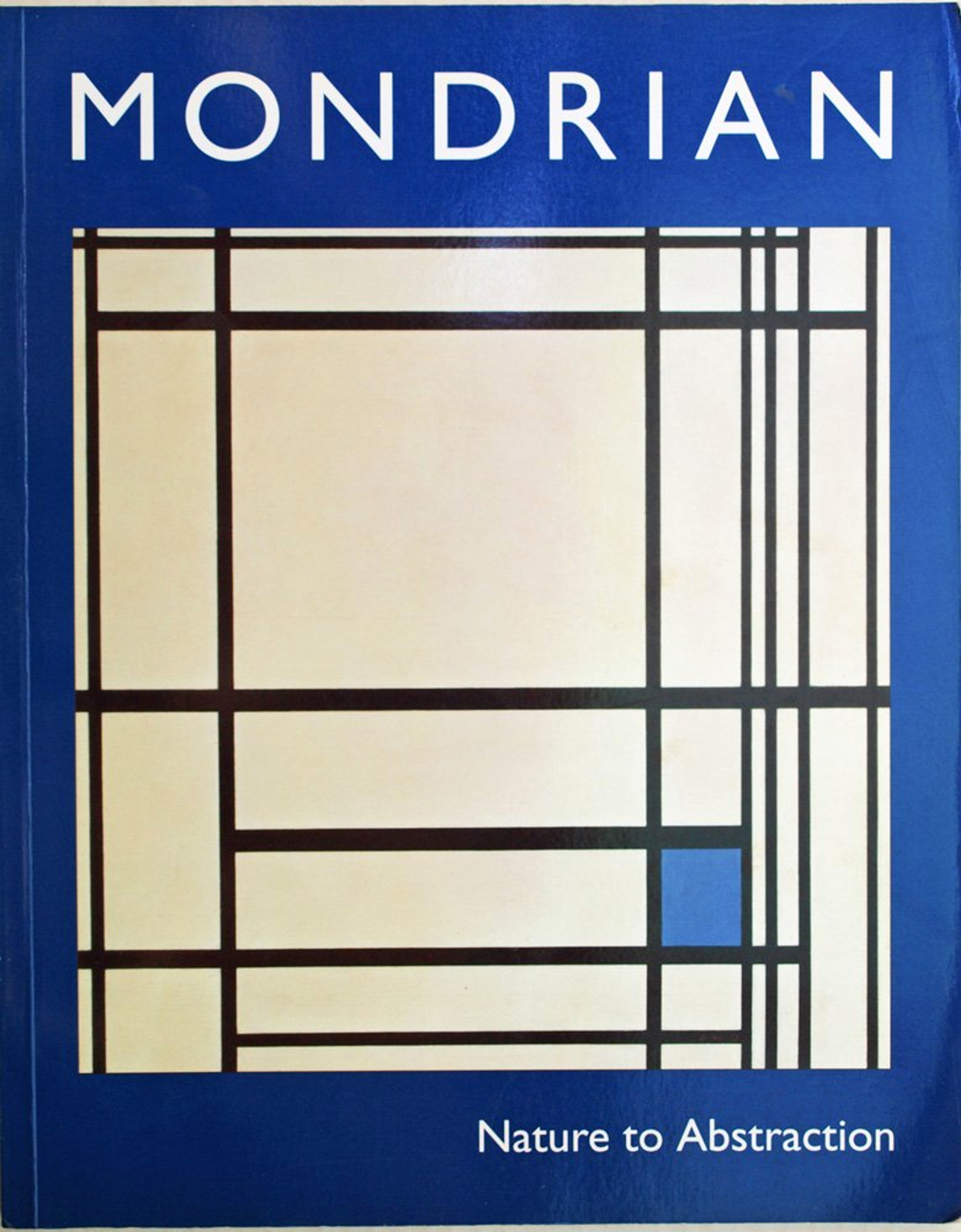 Couverture de catalogue pour l'exposition Mondrian : De la nature à l'abstraction, présentant une œuvre de Mondrian au centre d'une couverture bleu roi.