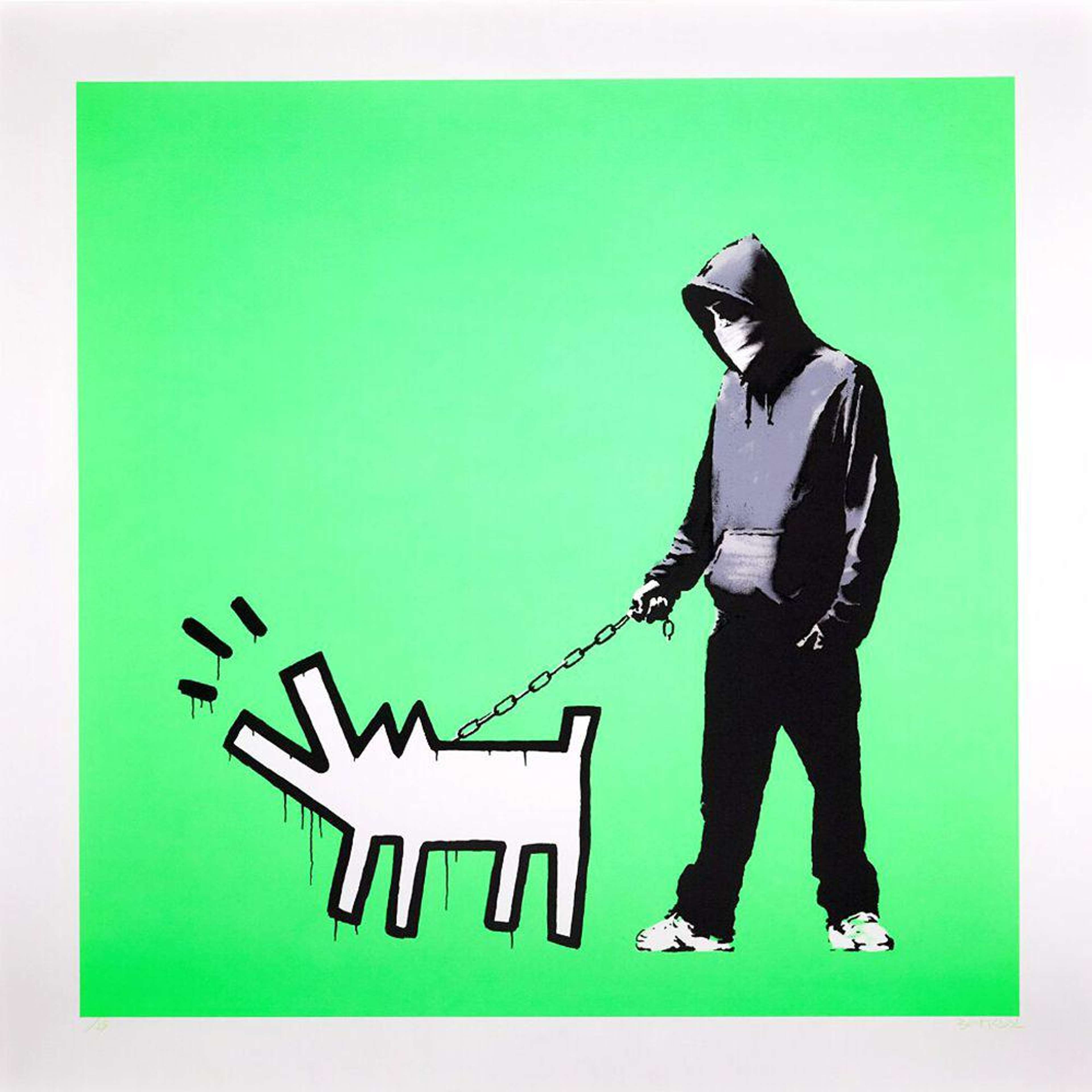 Une sérigraphie de Banksy s'appropriant le chien aboyeur emblématique de Keith Haring, représenté ici tenu par un homme à capuche sur un fond vert fluo.