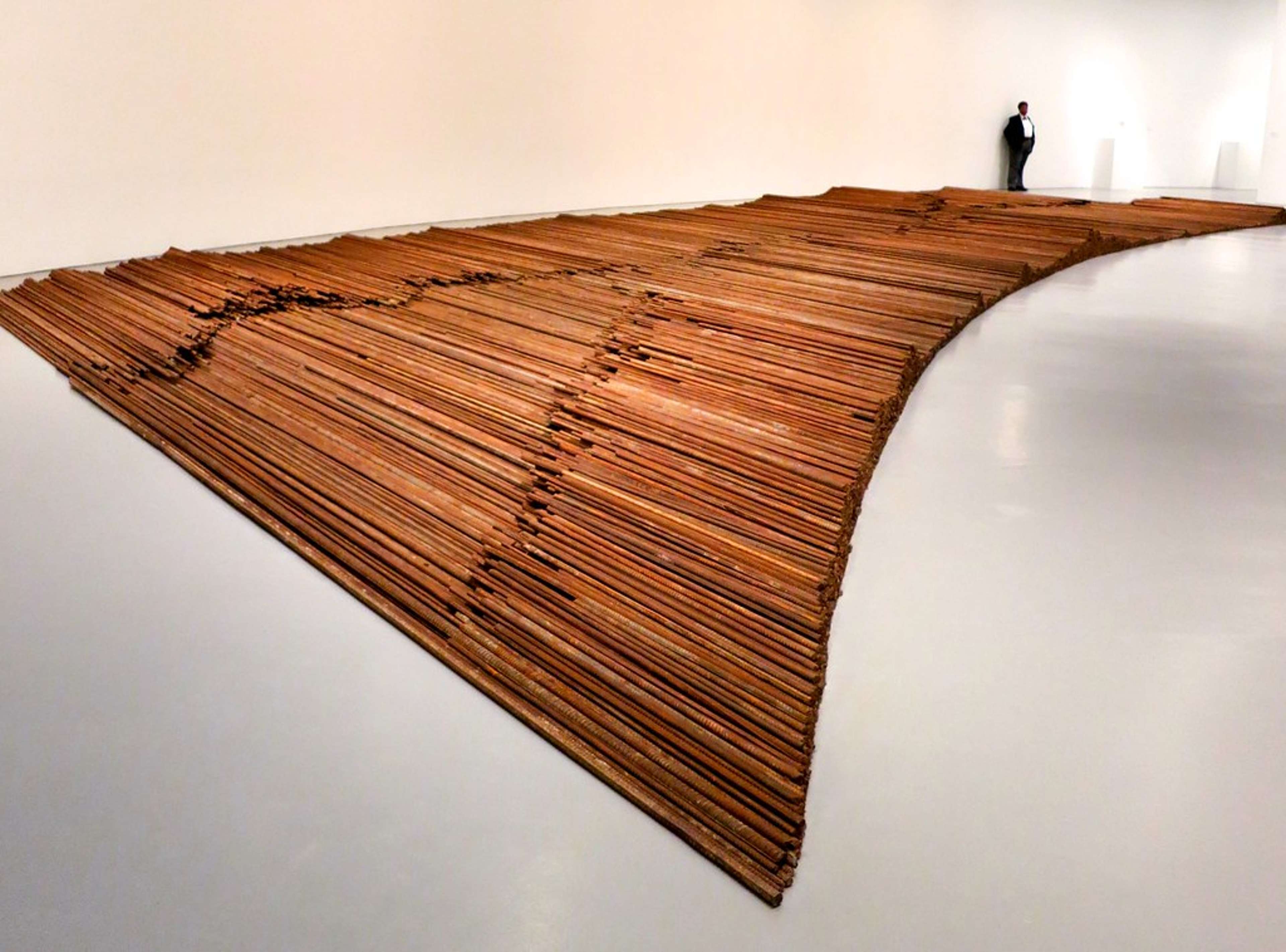 Straight d'Ai Weiwei. Ferraille sous forme de poteaux disposés en une formation ondulée