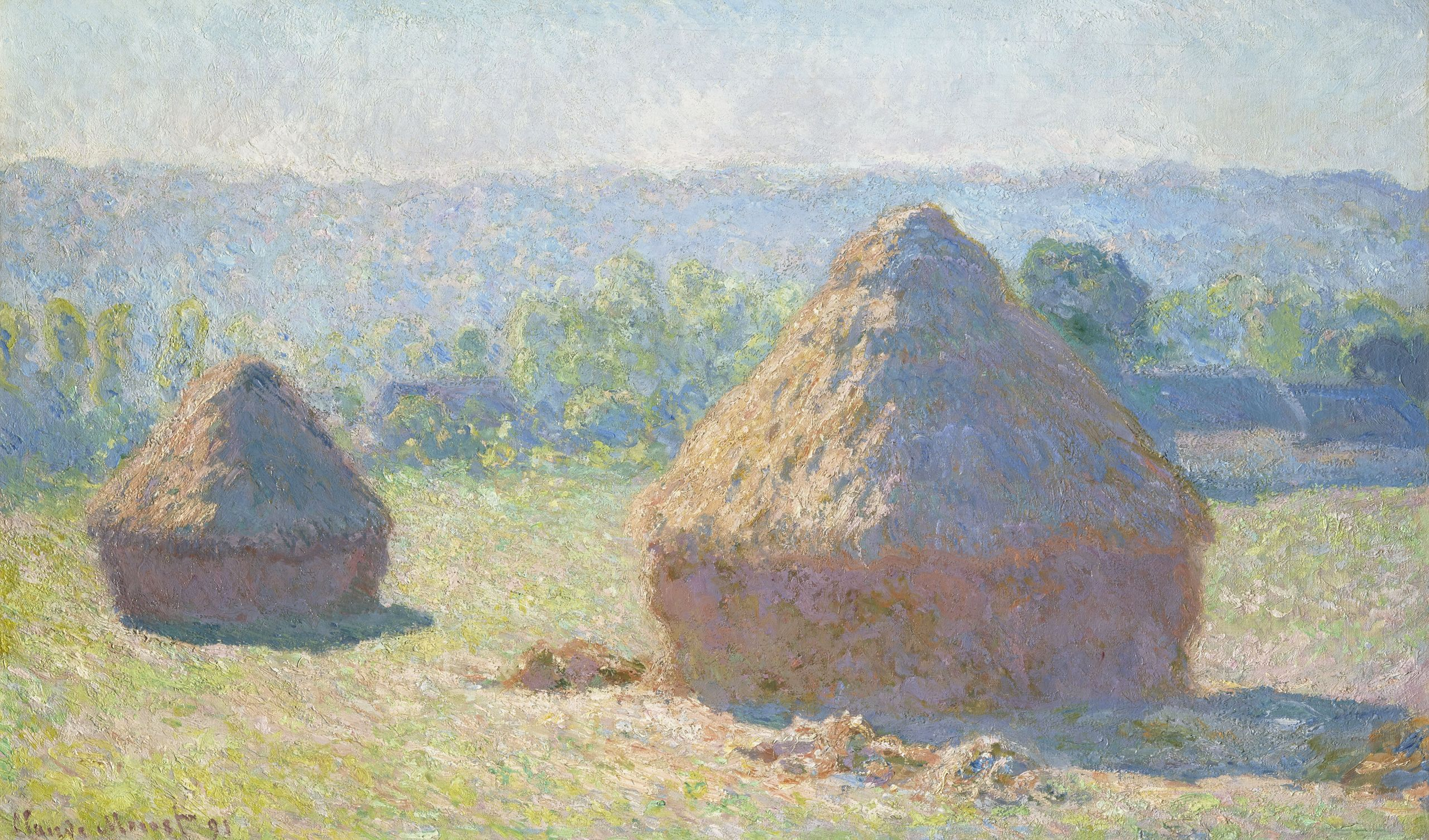 Cette image montre deux grandes meules de foin dans un champ herbeux, baignées par la lumière dorée du soleil.