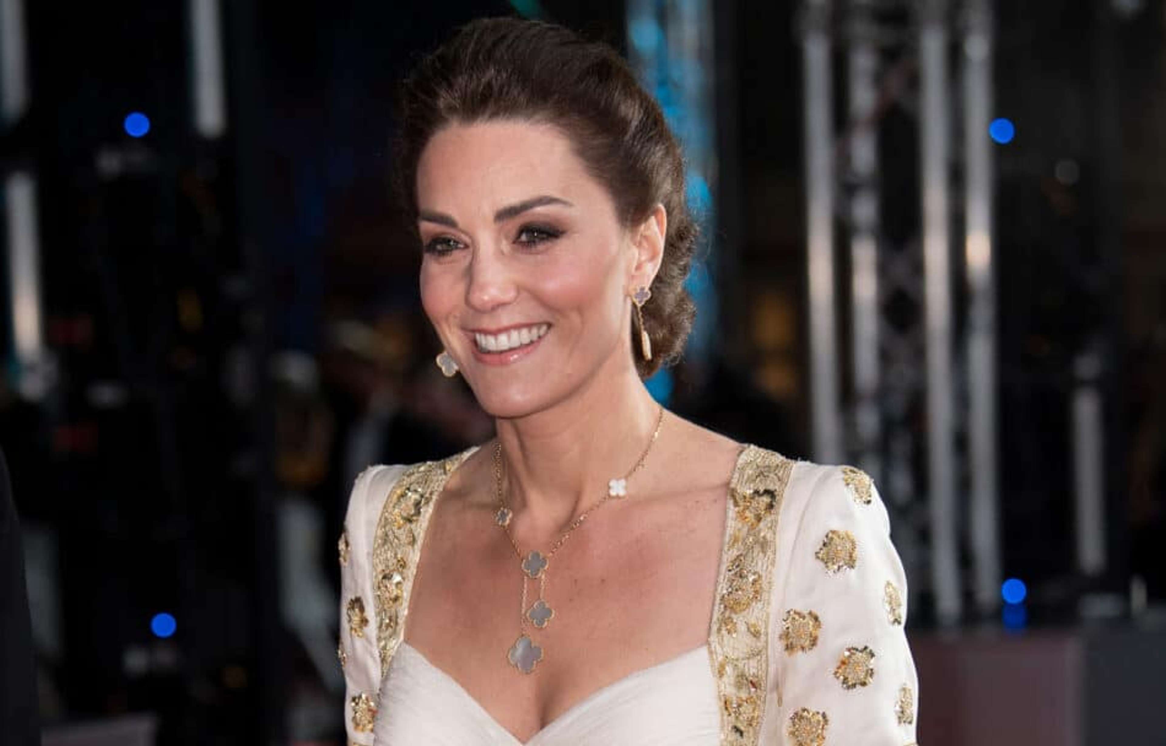 Une image de la Princesse Catherine de Galles portant un ensemble assorti composé de boucles d'oreilles et d'un collier Alhambra de Van Cleef & Arpels.