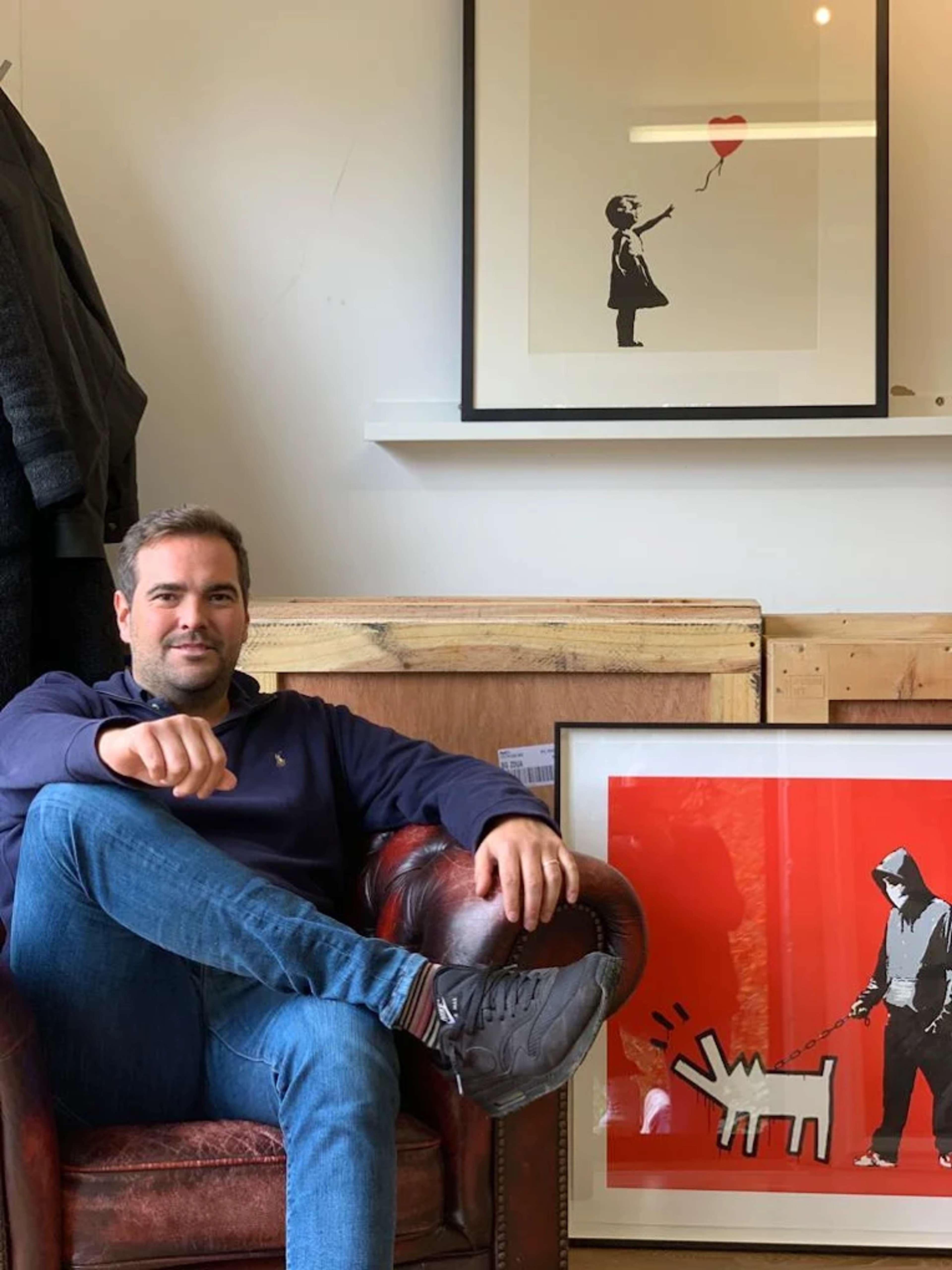 Joe Syer avec des estampes de Banksy © MyArtBroker 2025