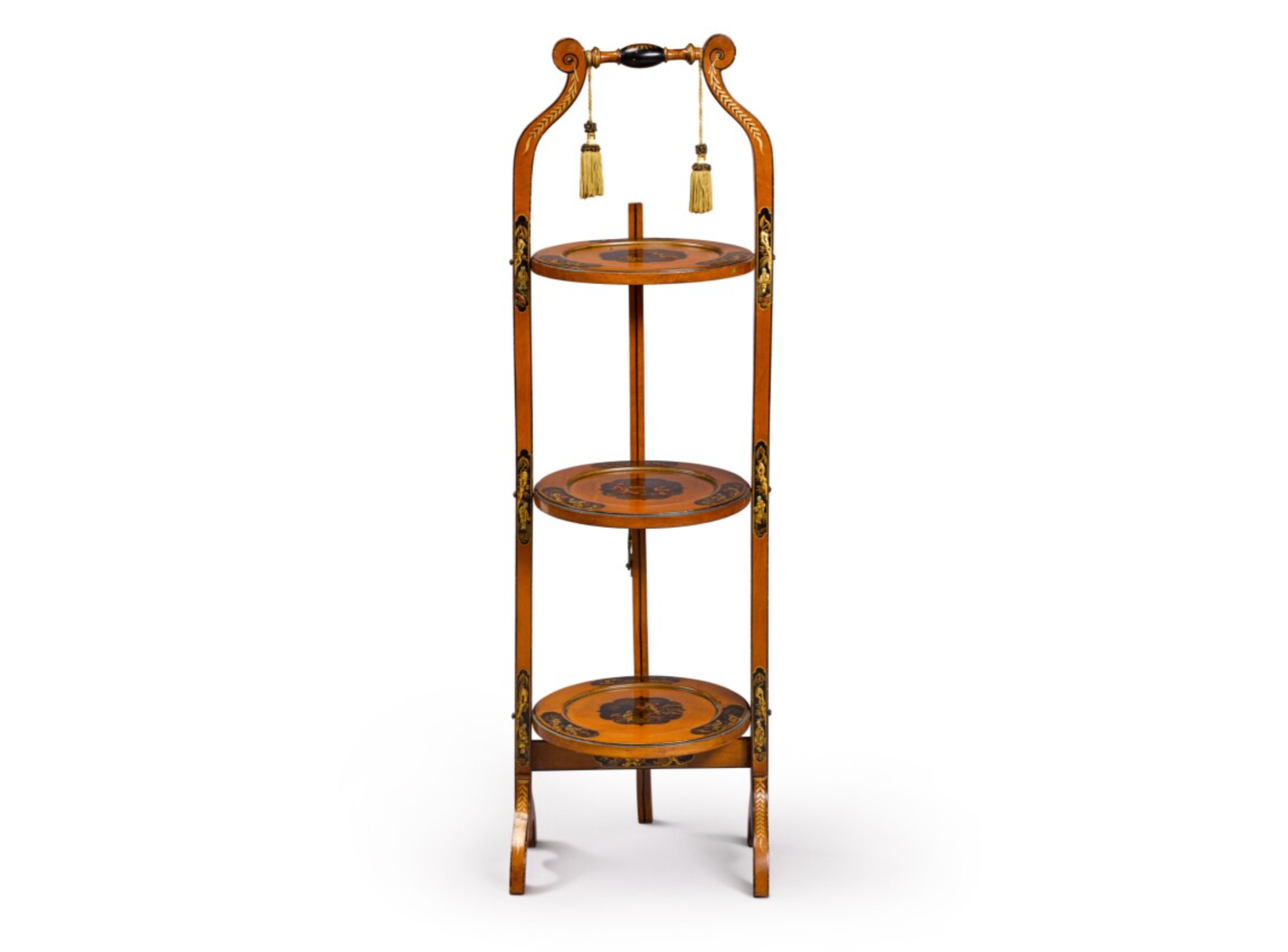 Une image d'un présentoir à gâteau en bois orné, décoré dans le style japonais.