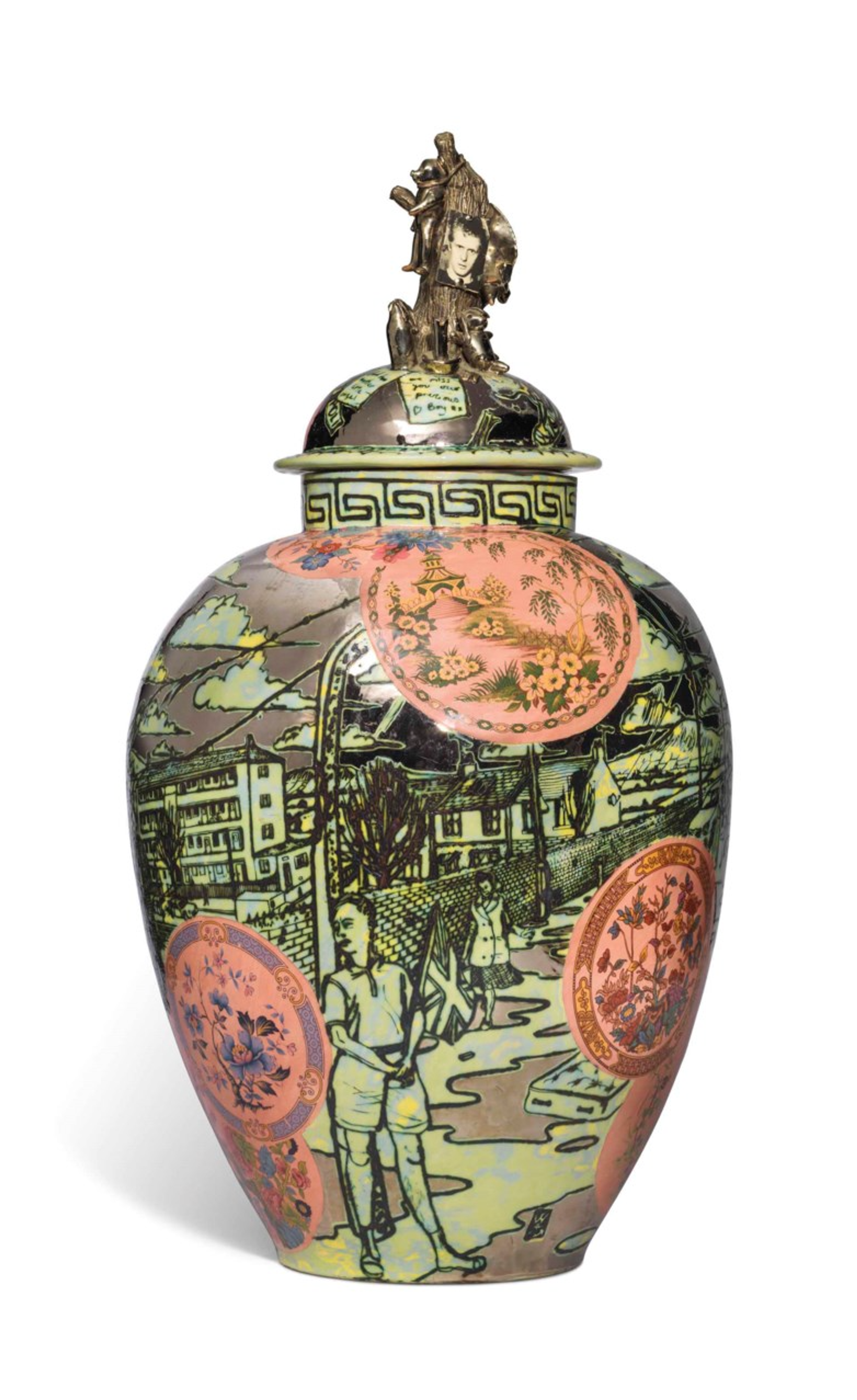 Vase en céramique de Grayson Perry, présentant une représentation saisissante de la classe sociale et du consumérisme à travers le décor d'une ville ouvrière du Nord. Les œuvres de Grayson Perry intègrent de manière complexe des éléments personnels, comme un mémorial à son alter ego Alan Measles.
