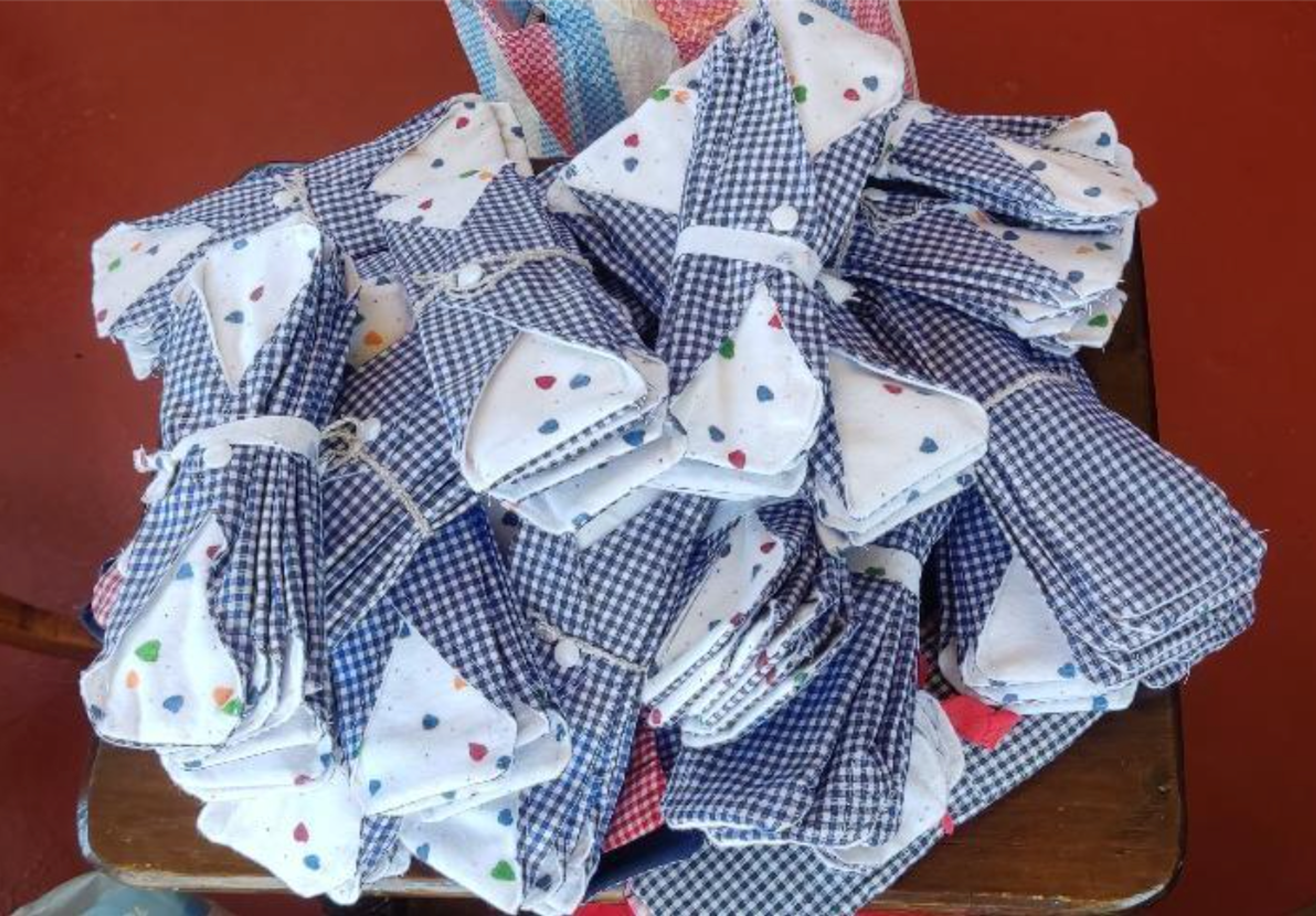 Très souvent, les jeunes filles manquent une semaine d'école par mois faute de serviettes hygiéniques. W.O.R.K. fournit ces serviettes lavables et réutilisables, fabriquées localement, non seulement à nos propres orphelines, mais au plus grand nombre de filles possible... Cela aide ces jeunes femmes à poursuivre un meilleur parcours scolaire.